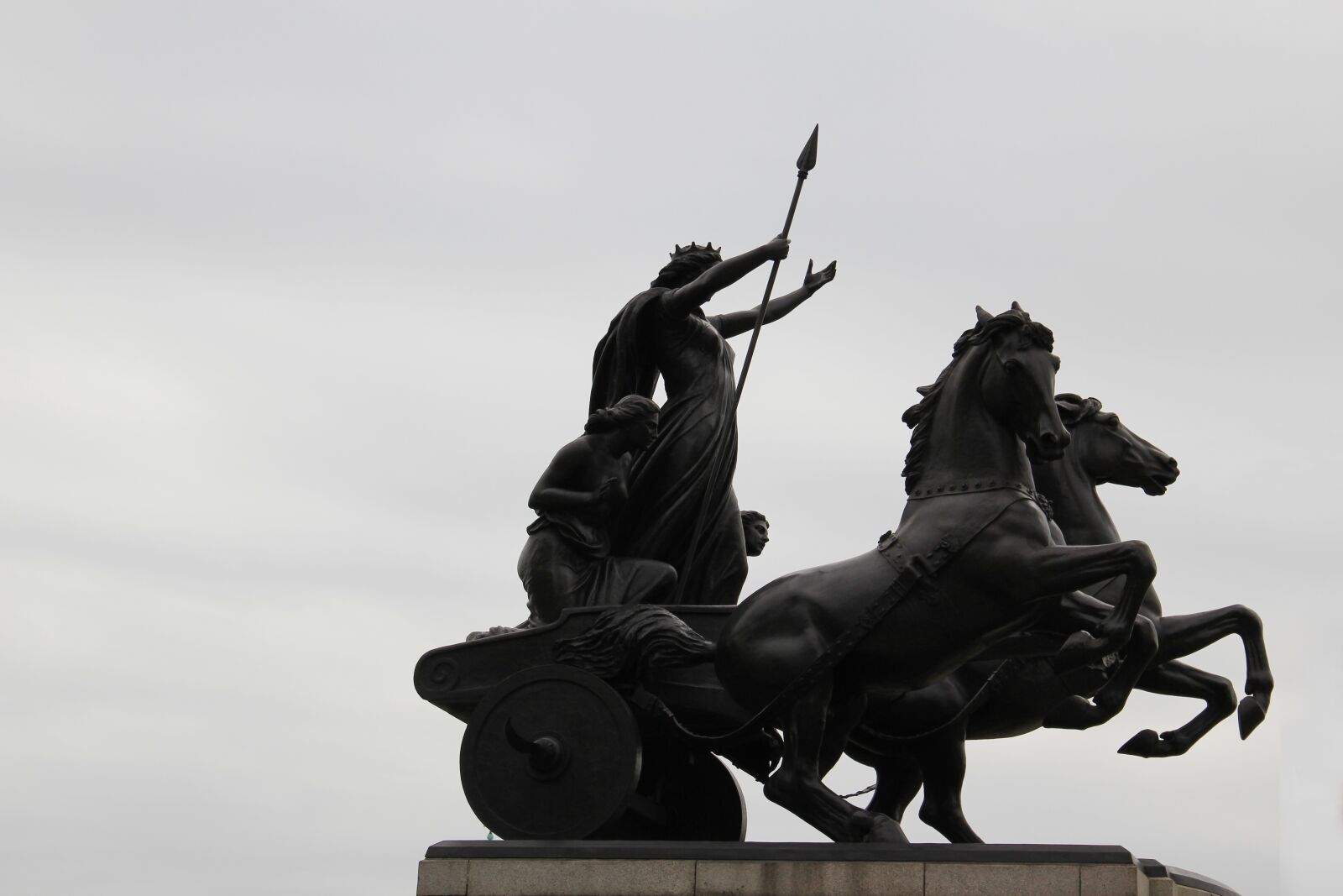 Canon EF-S 18-135mm F3.5-5.6 IS sample photo. London, palace, statue photography