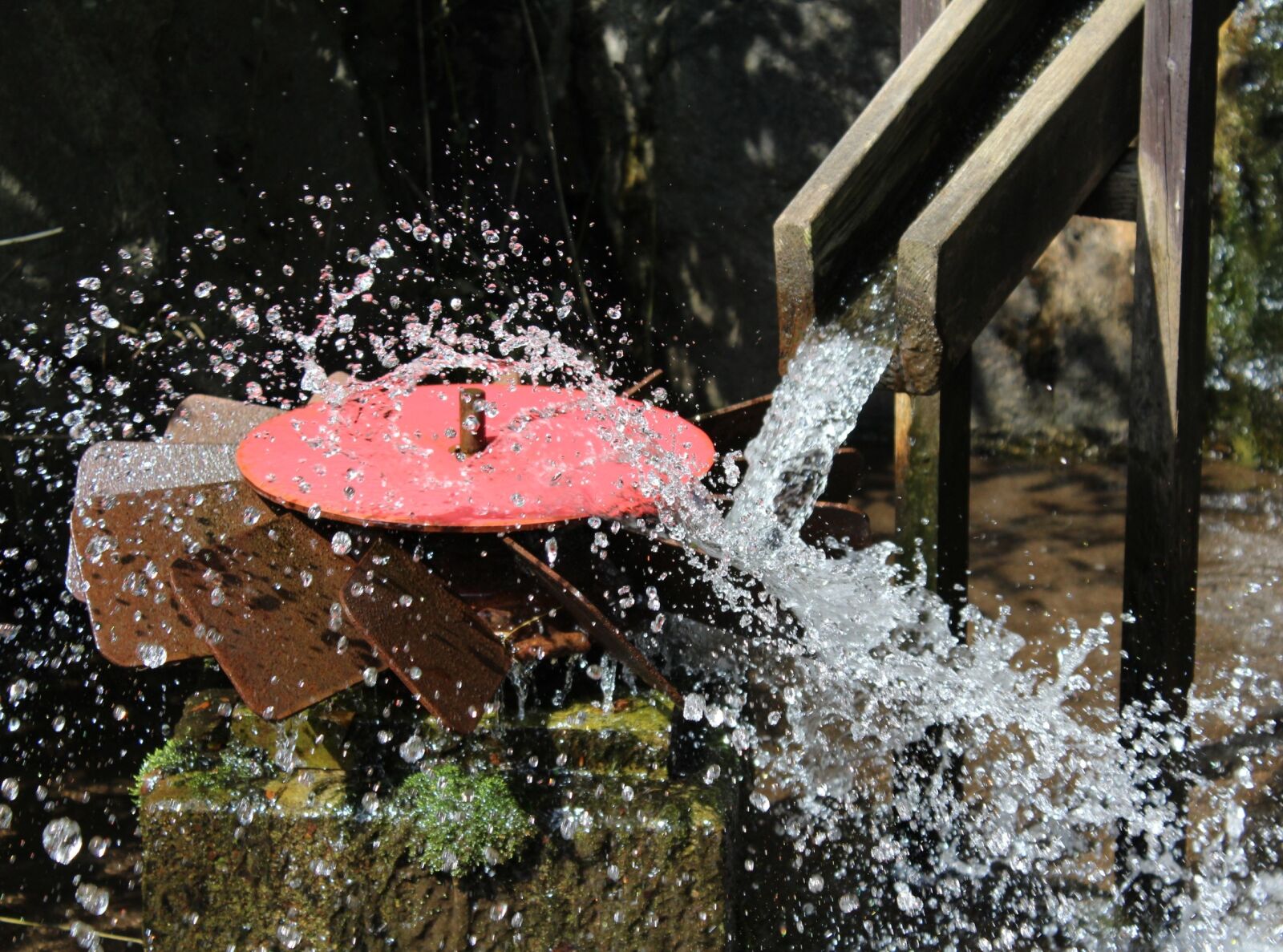 Canon EOS 1200D (EOS Rebel T5 / EOS Kiss X70 / EOS Hi) sample photo. Water feature, art, artwork photography