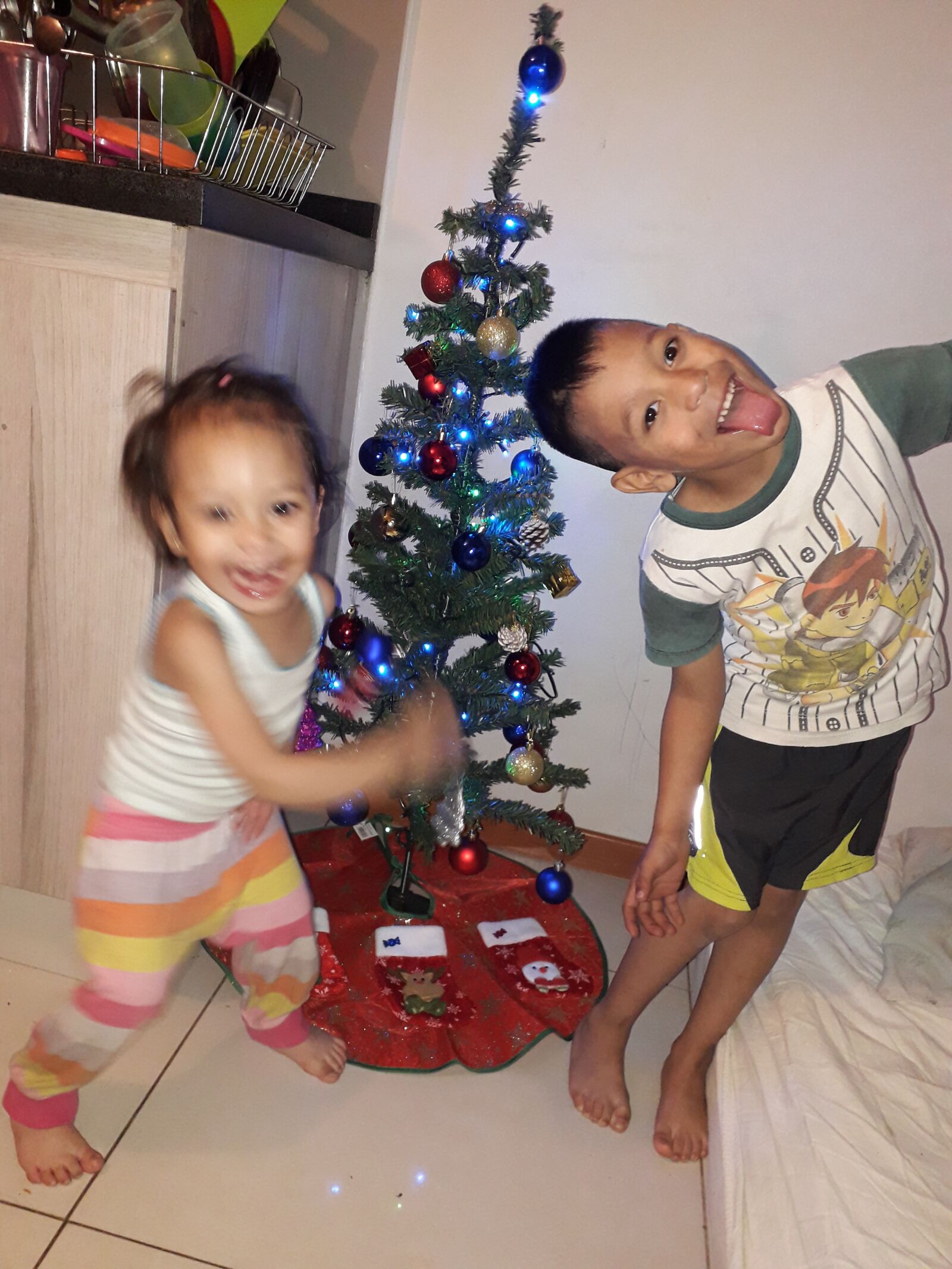 Samsung Galaxy J6 sample photo. Niños, navidad, locos photography