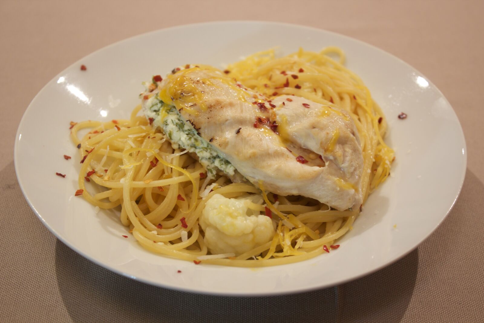 Canon EOS 600D (Rebel EOS T3i / EOS Kiss X5) sample photo. Pasta, chicken, food photography