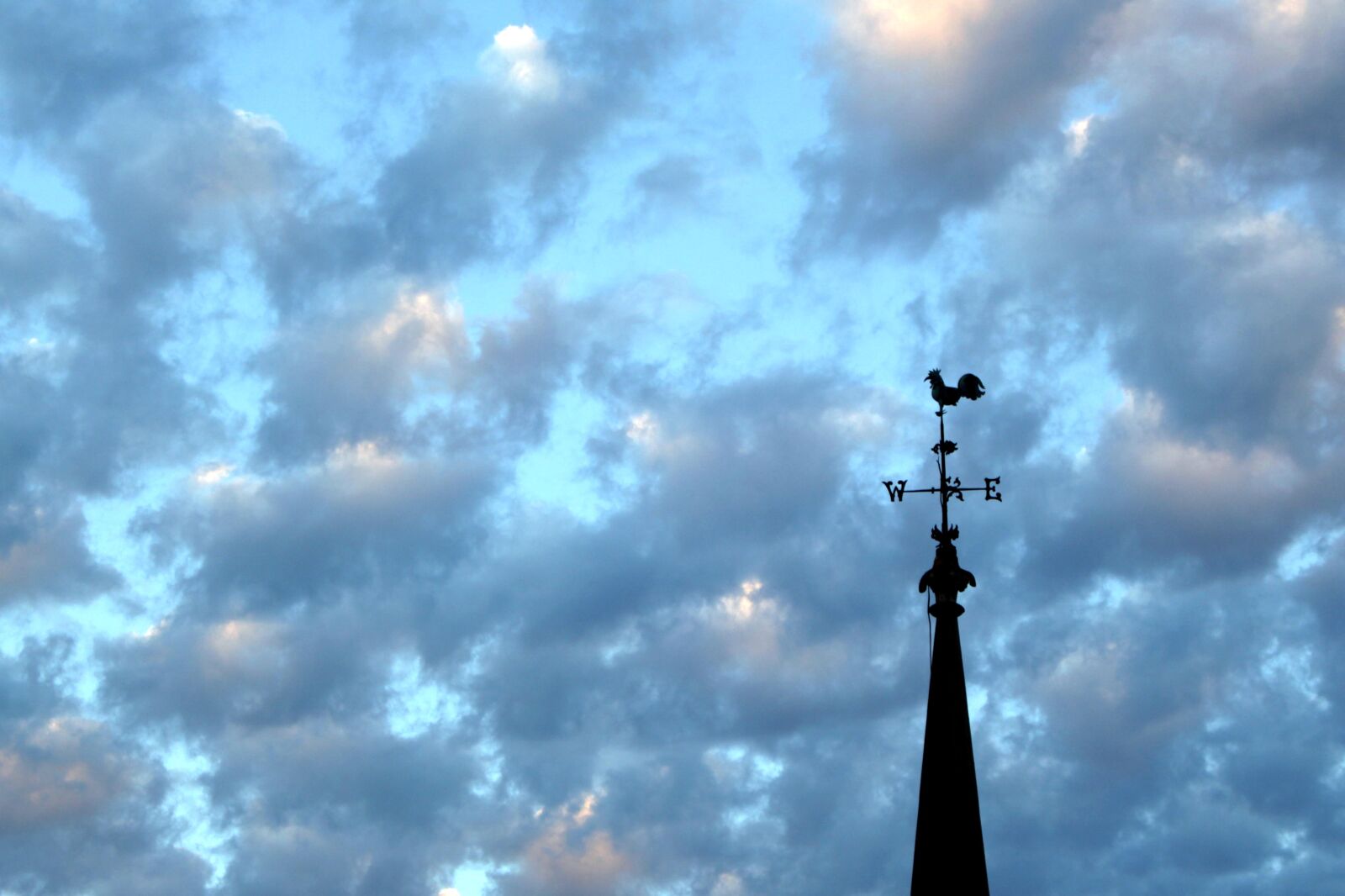 Canon EOS 700D (EOS Rebel T5i / EOS Kiss X7i) sample photo. Blue, sky, clouds, directional photography