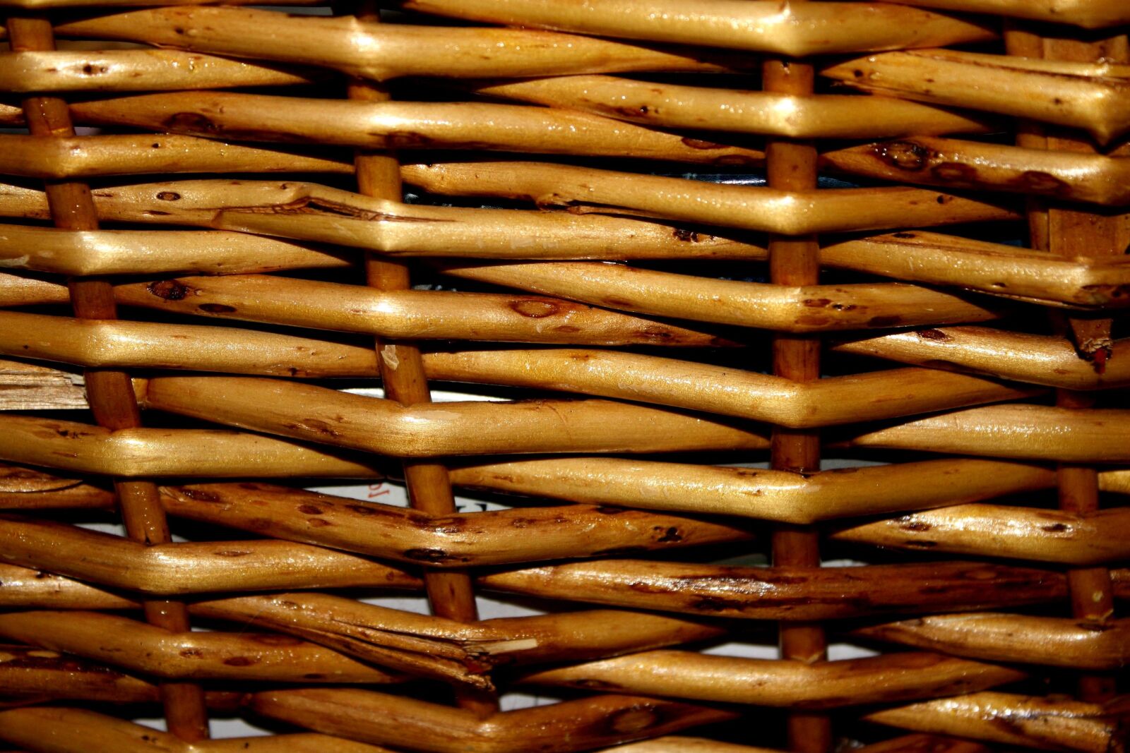 Canon EOS 1000D (EOS Digital Rebel XS / EOS Kiss F) + f/3.5-5.6 IS sample photo. Wicker basket, close, texture photography