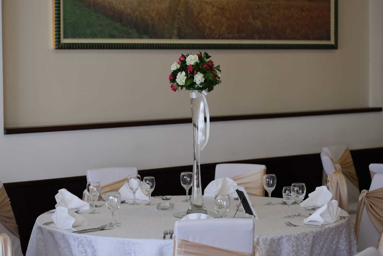 Canon EF 100mm F2.8 Macro USM sample photo. Lunchroom, bouquet, vase, decor photography