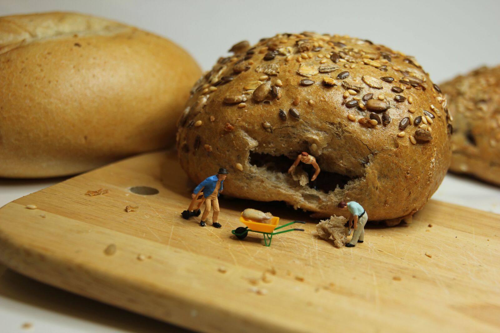 Canon EOS 550D (EOS Rebel T2i / EOS Kiss X4) sample photo. Breakfast, roll, miniature figures photography