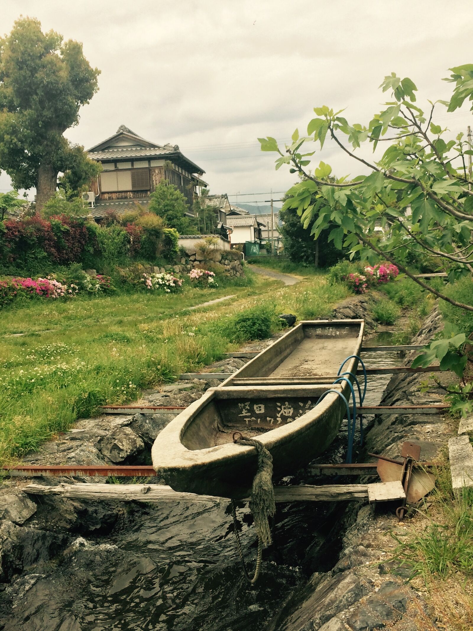 iPhone 5s back camera 4.15mm f/2.2 sample photo. Landscape, antique, wood photography