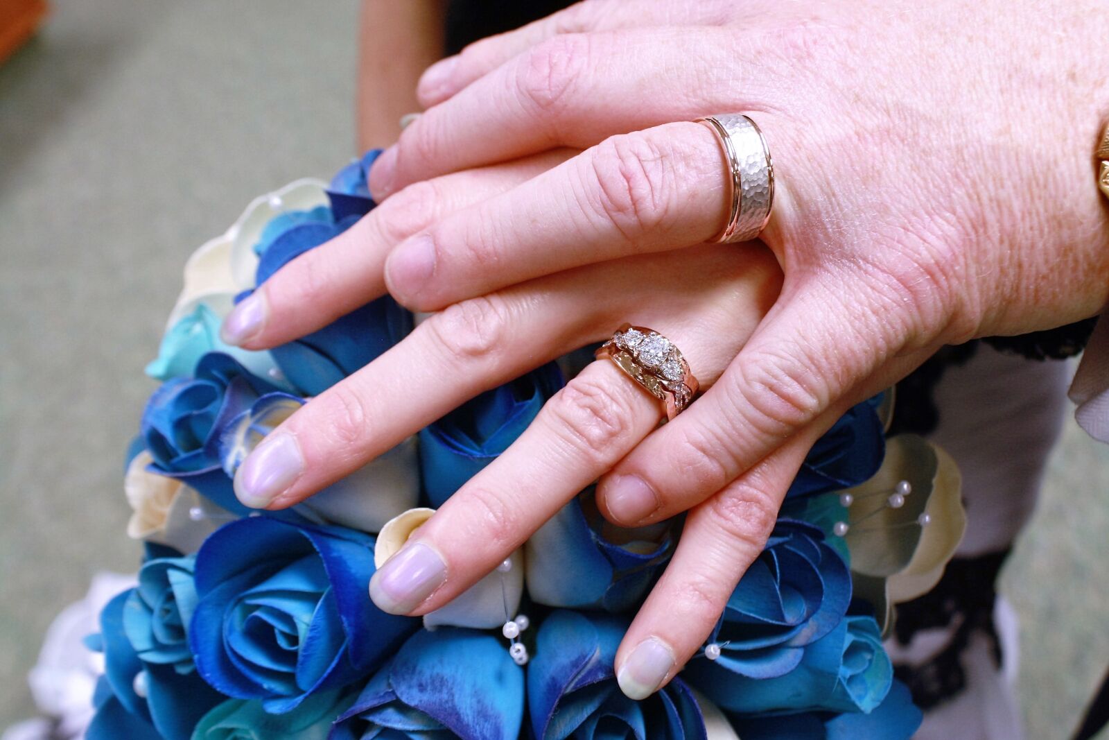 Canon EOS 1000D (EOS Digital Rebel XS / EOS Kiss F) sample photo. Wedding, bouquet, hands photography