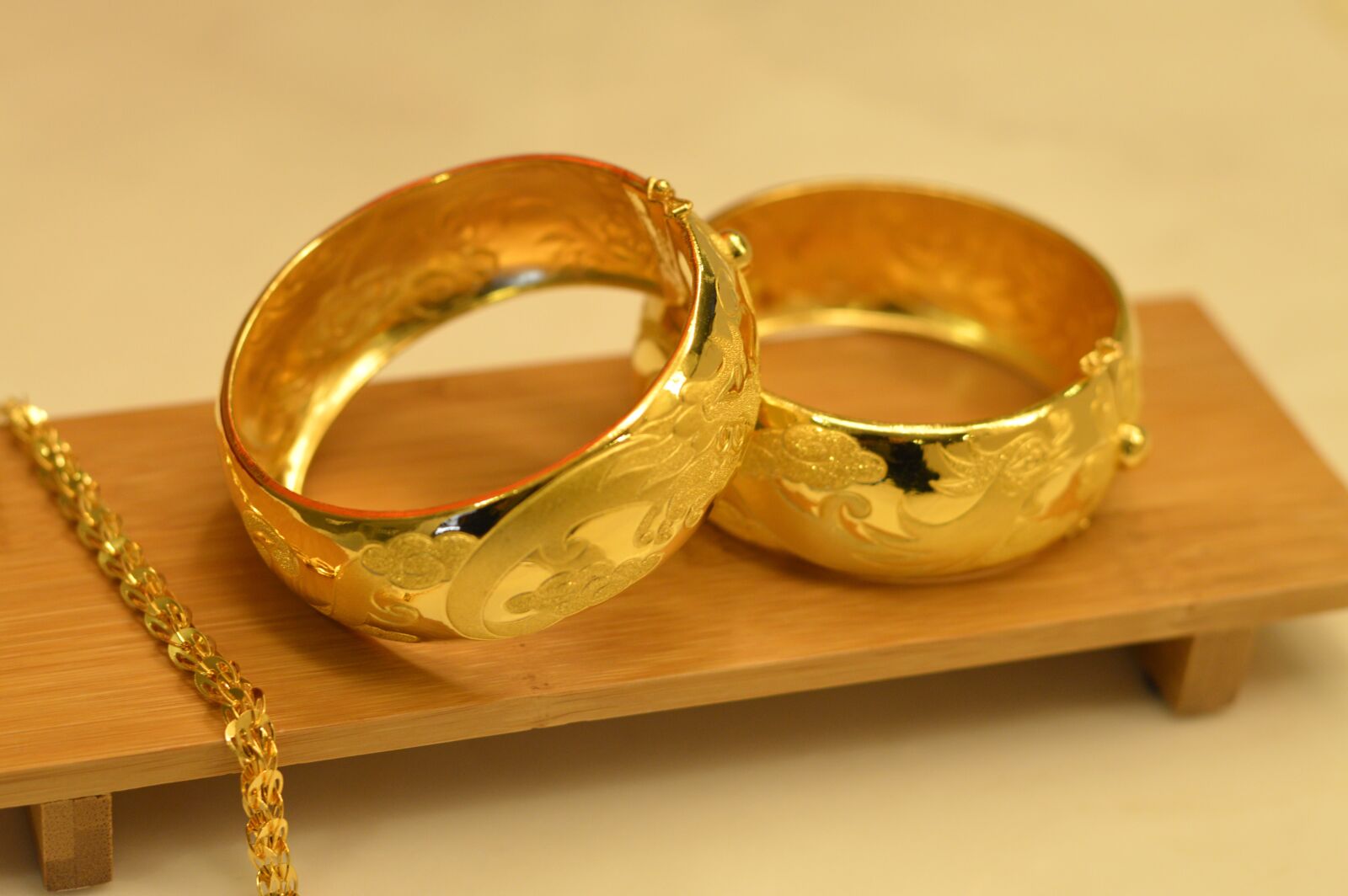 Nikon D3200 sample photo. Wedding gifts, gold, gold 鐲 photography