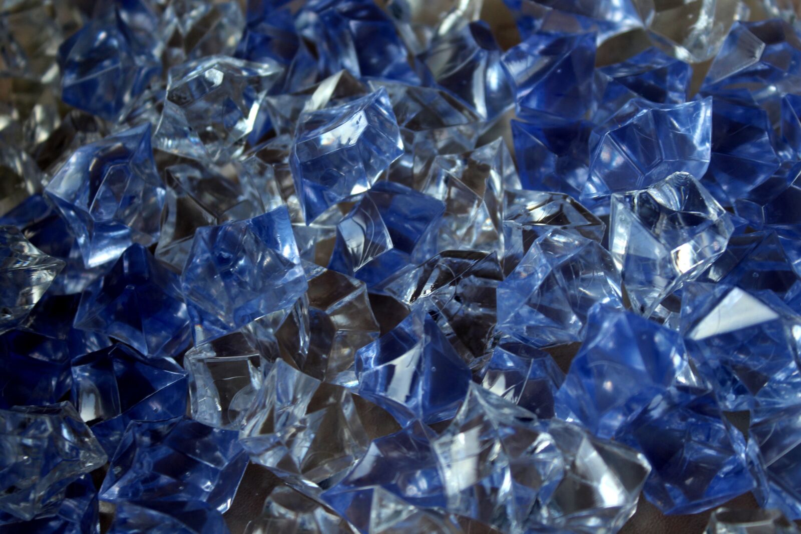 Canon EOS 1200D (EOS Rebel T5 / EOS Kiss X70 / EOS Hi) sample photo. Pebbles, crystals, acrylic photography