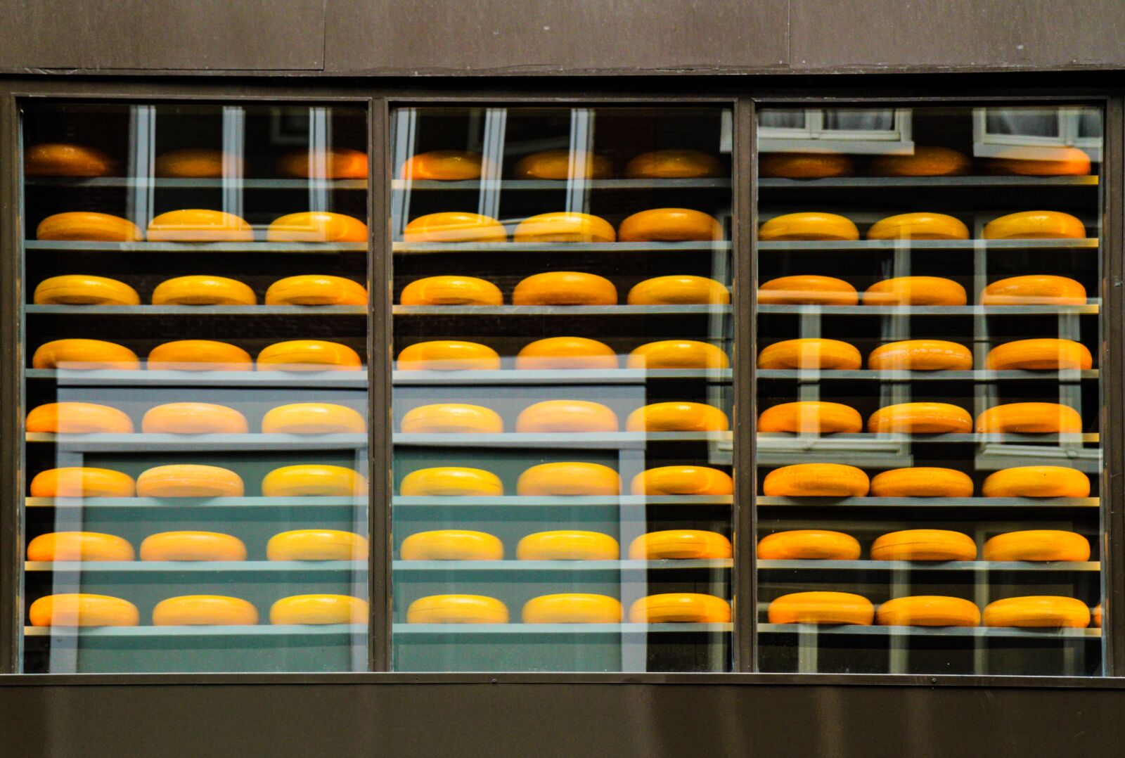 Canon EF-S 17-55mm F2.8 IS USM sample photo. Cheese, amsterdam, street photography