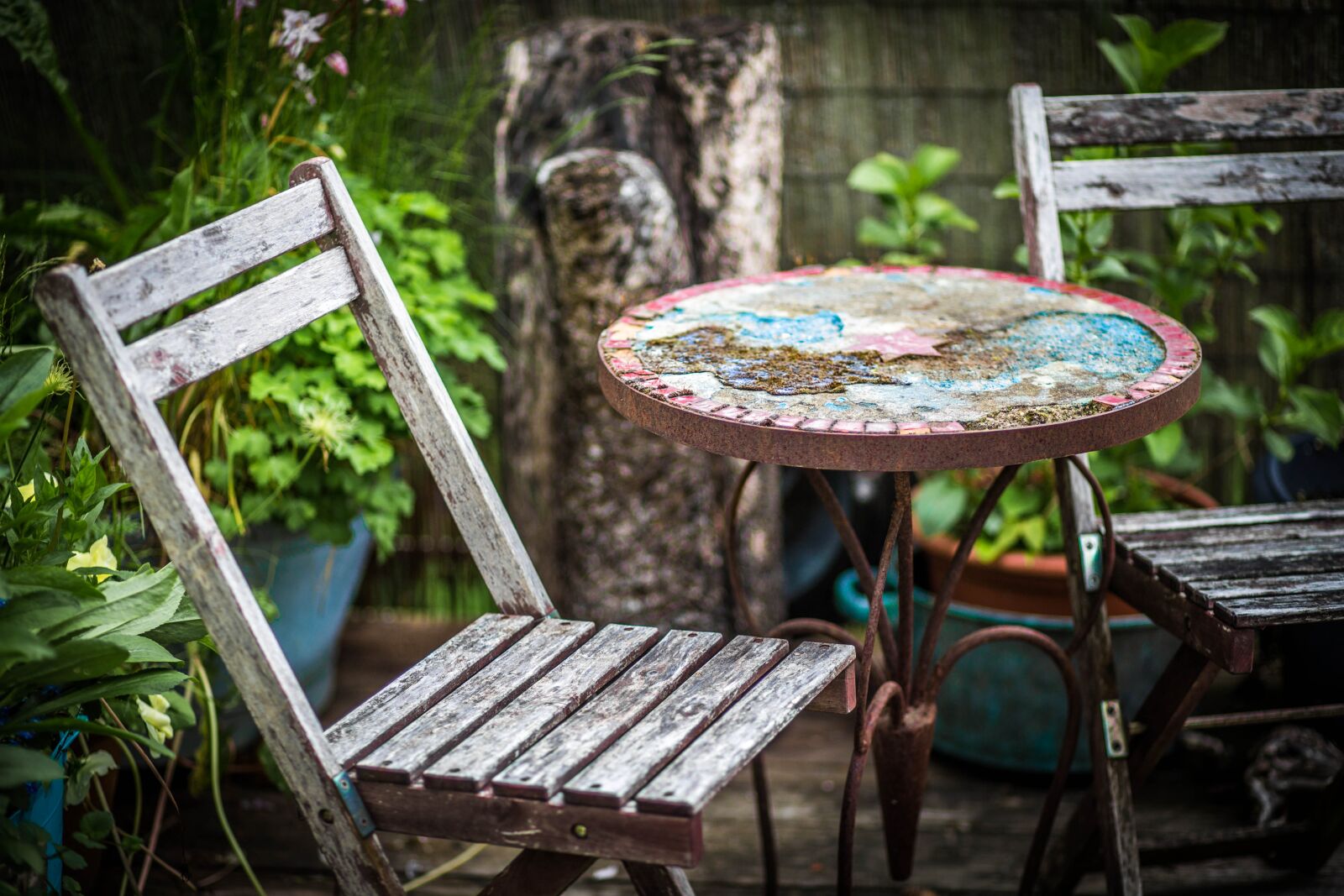 Canon EF 85mm F1.8 USM sample photo. Garden, weathered, wood photography