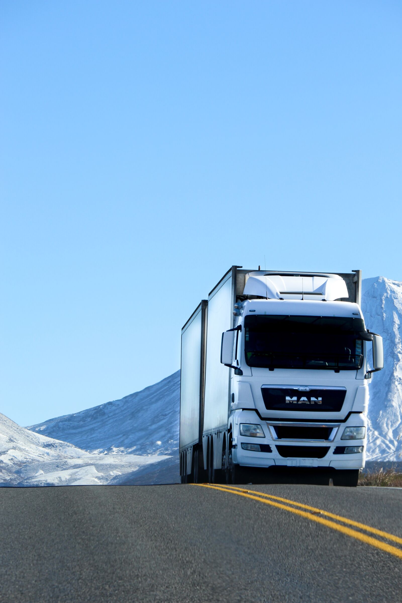 Canon EF-S 55-250mm F4-5.6 IS STM sample photo. Truck, road, vehicle photography