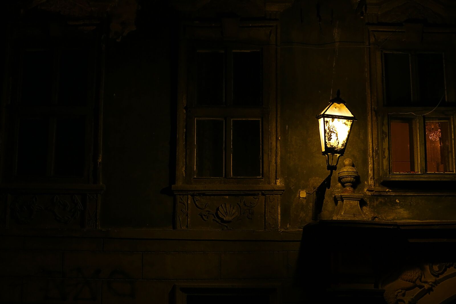 Canon EOS 5D Mark III sample photo. Light, lamp, facade, decay photography