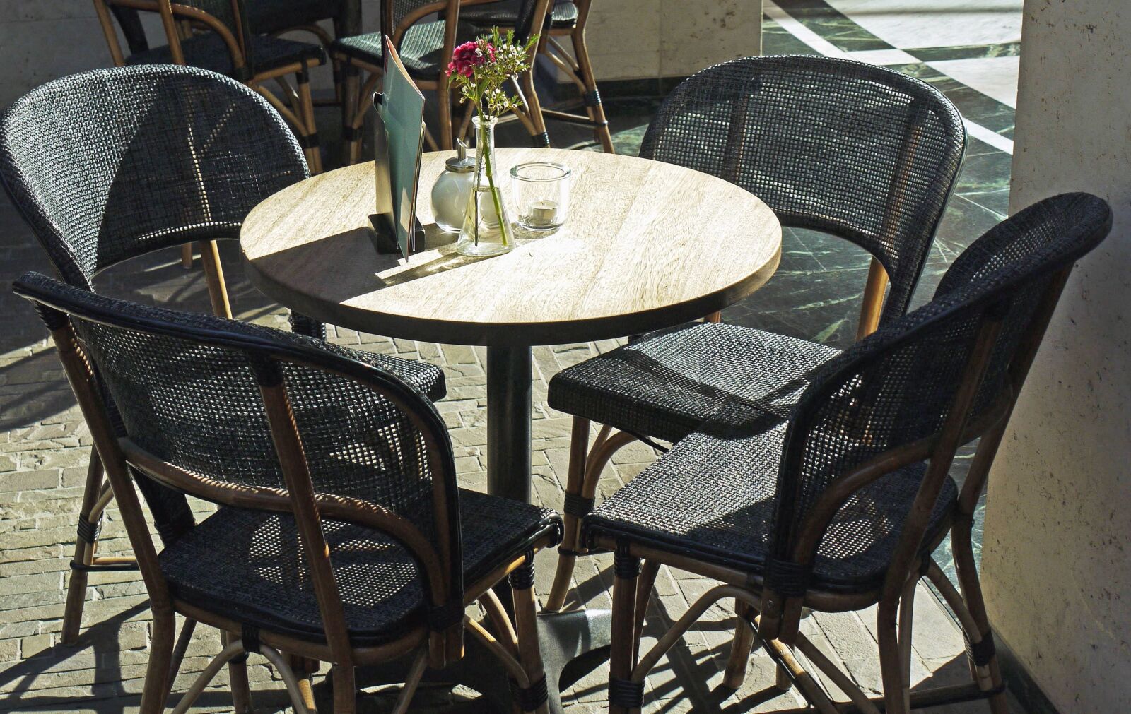 Panasonic Lumix DMC-G1 sample photo. Furniture, table, chair, room photography