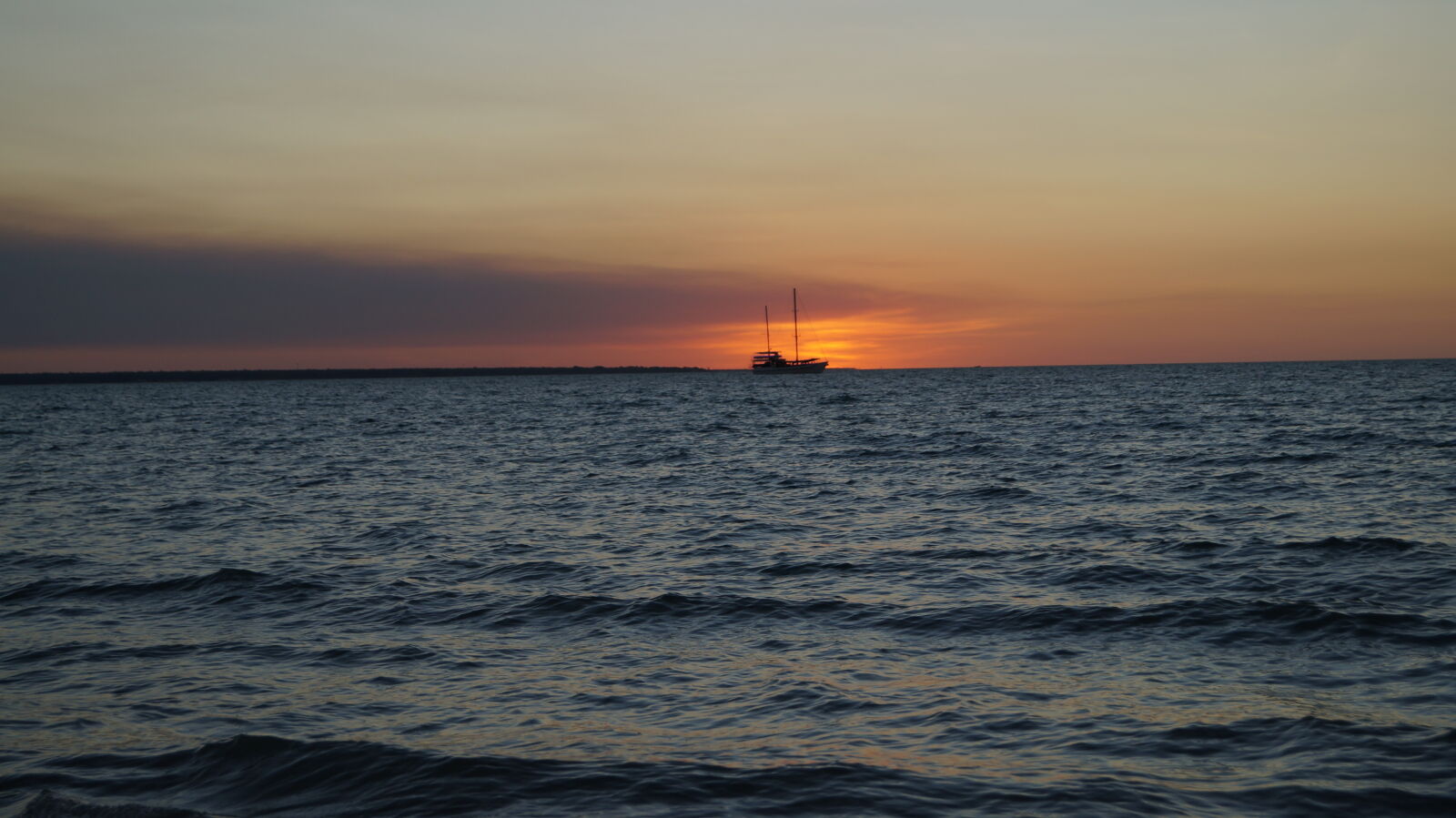 Sony DT 18-55mm F3.5-5.6 SAM sample photo. Boat, cruise, evening, sunset photography