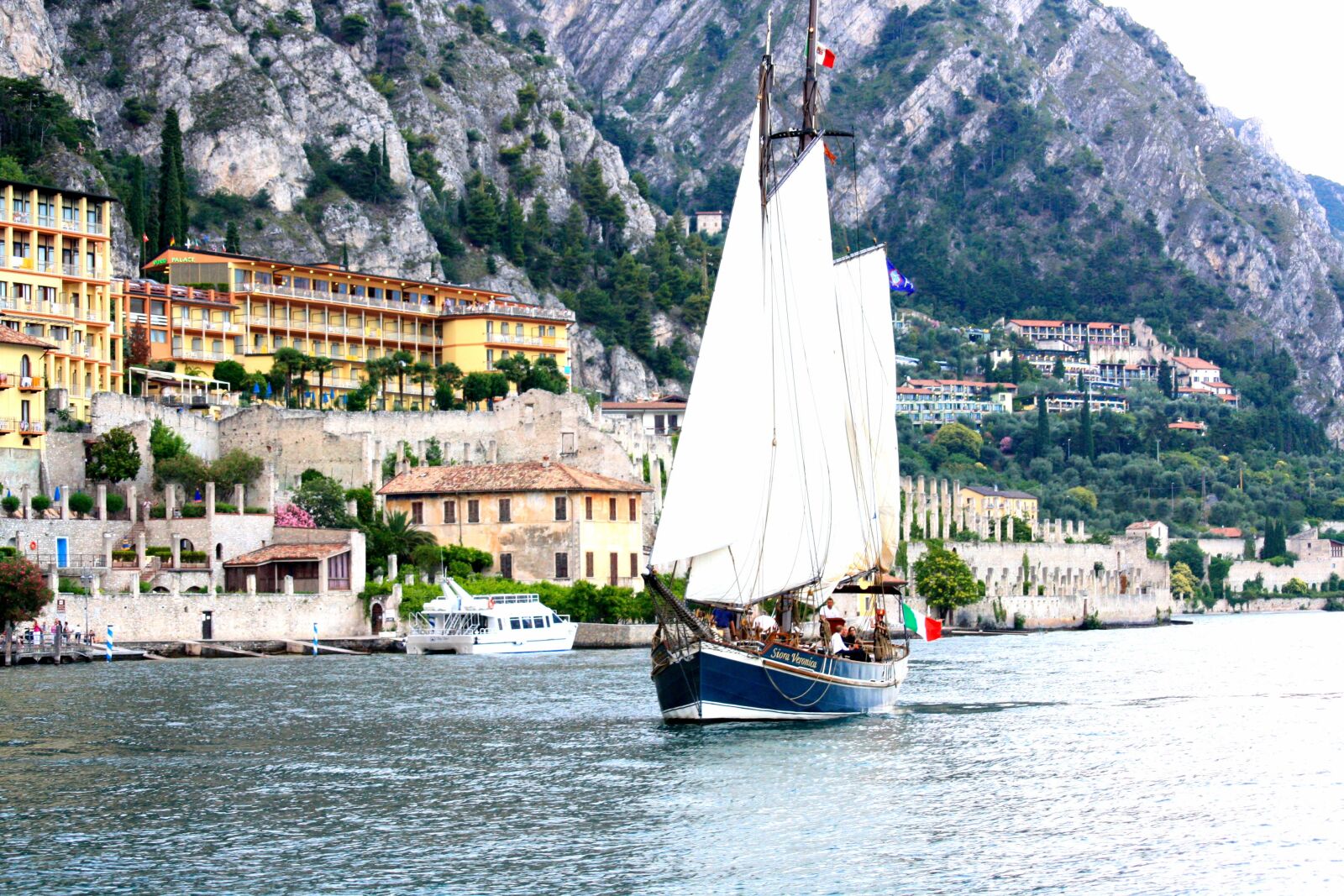 Canon EOS 1000D (EOS Digital Rebel XS / EOS Kiss F) sample photo. Sailing boat, ship, garda photography