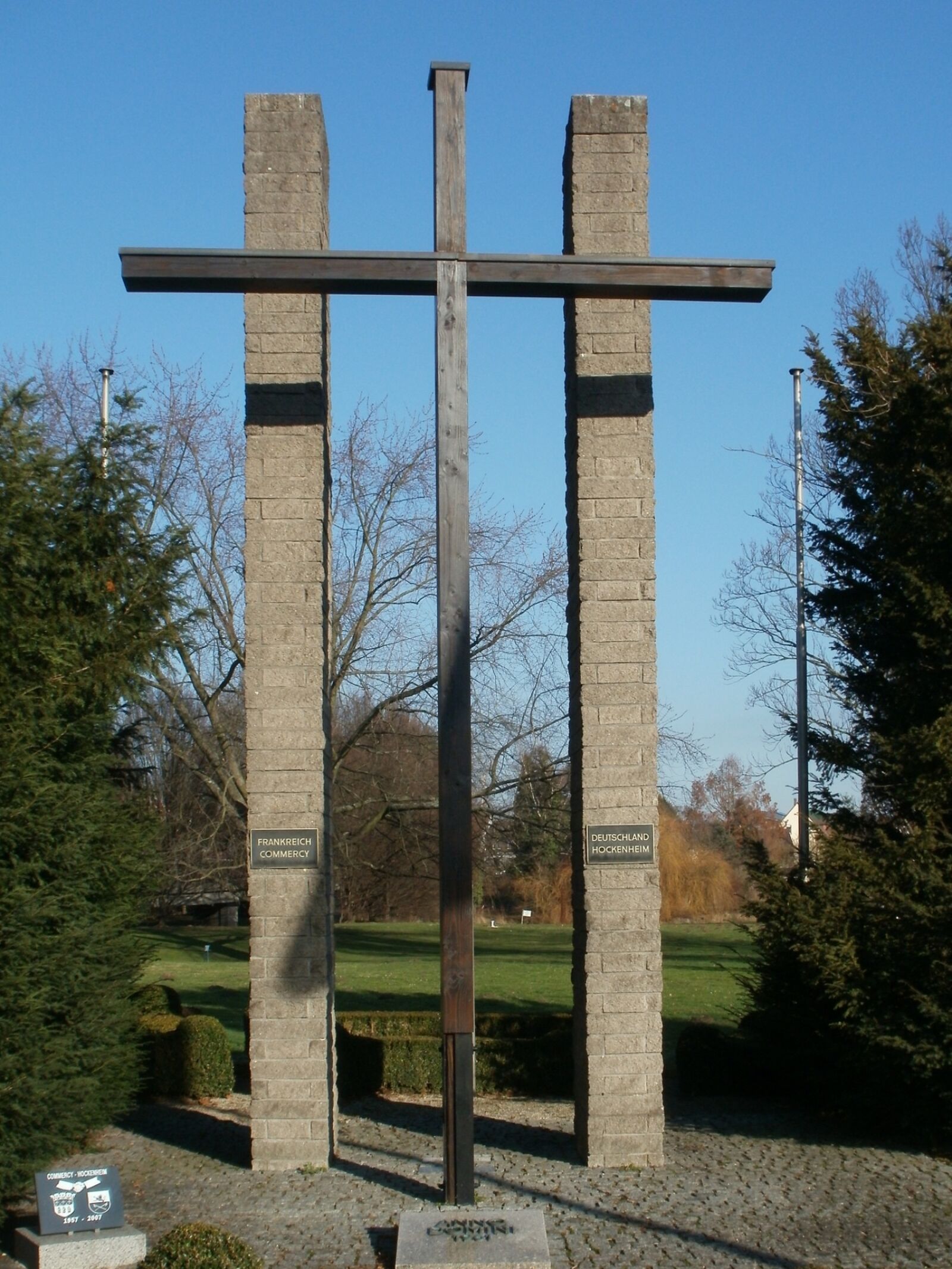 Olympus FE47,X43 sample photo. Voelkerkreuz, hockenheim, monument photography