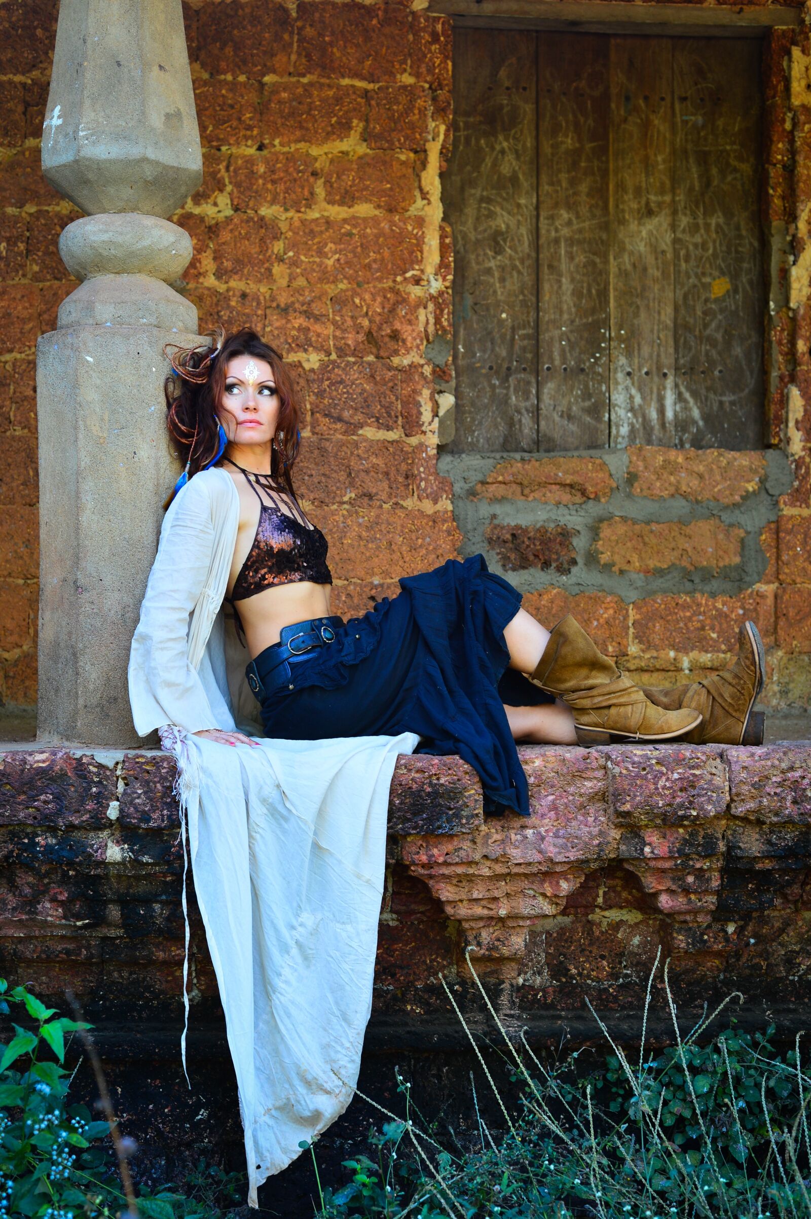 Nikon D4 sample photo. Girl, abandoned house, boho photography