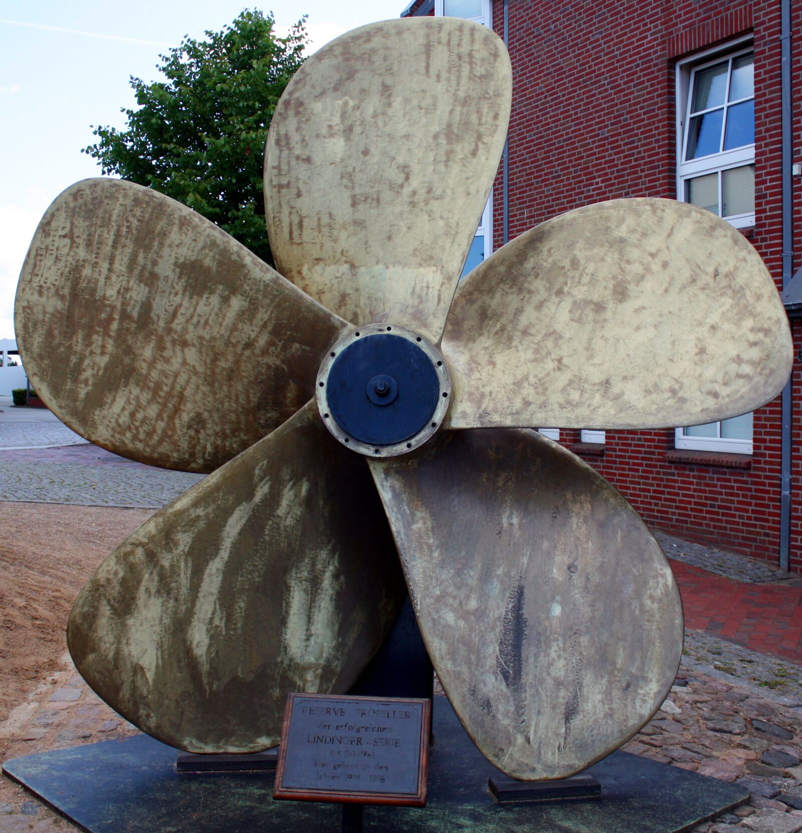 Canon EOS 450D (EOS Rebel XSi / EOS Kiss X2) sample photo. Propeller, metal, large photography