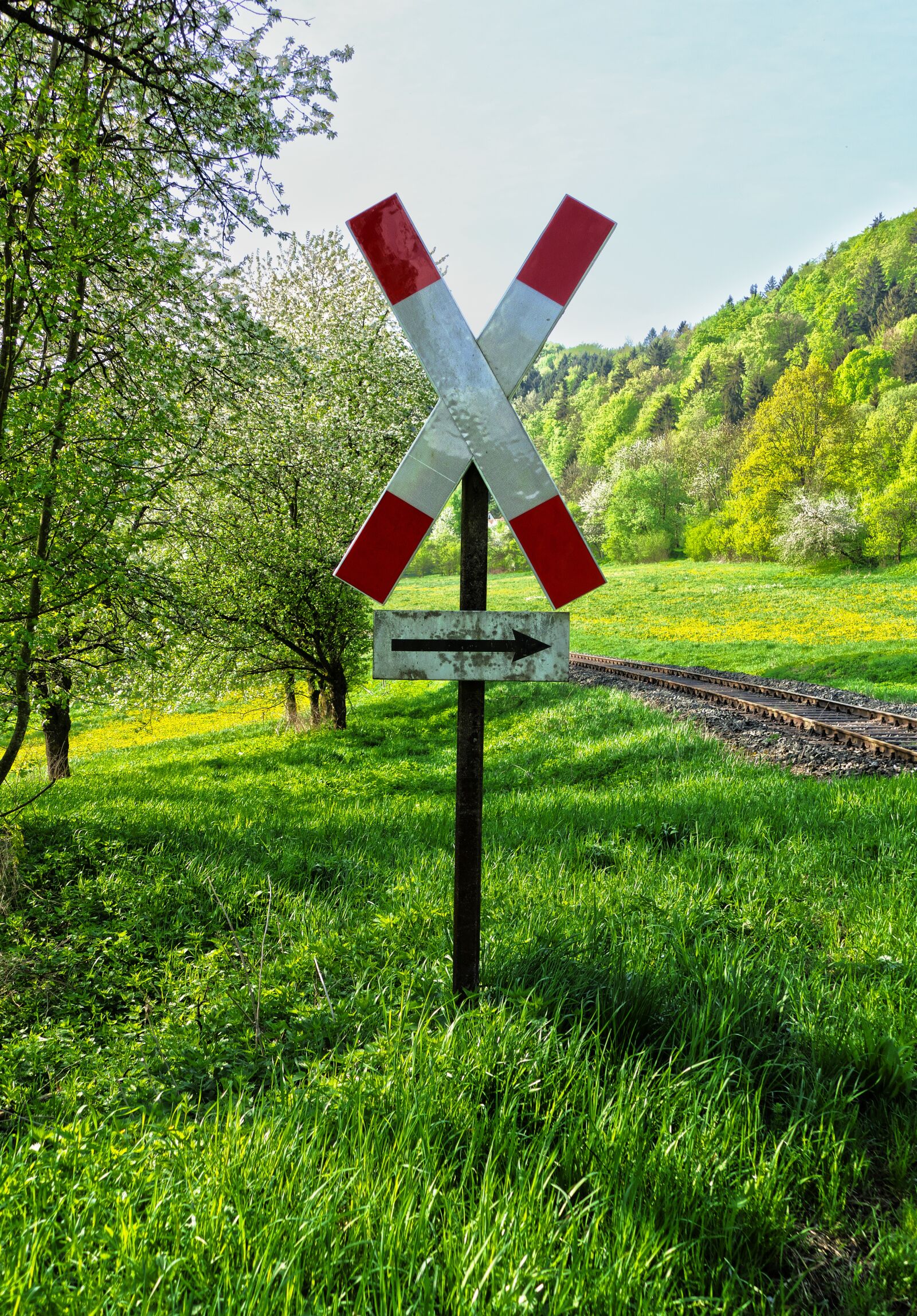 Panasonic Lumix DMC-FZ1000 sample photo. Level crossing, road sign photography