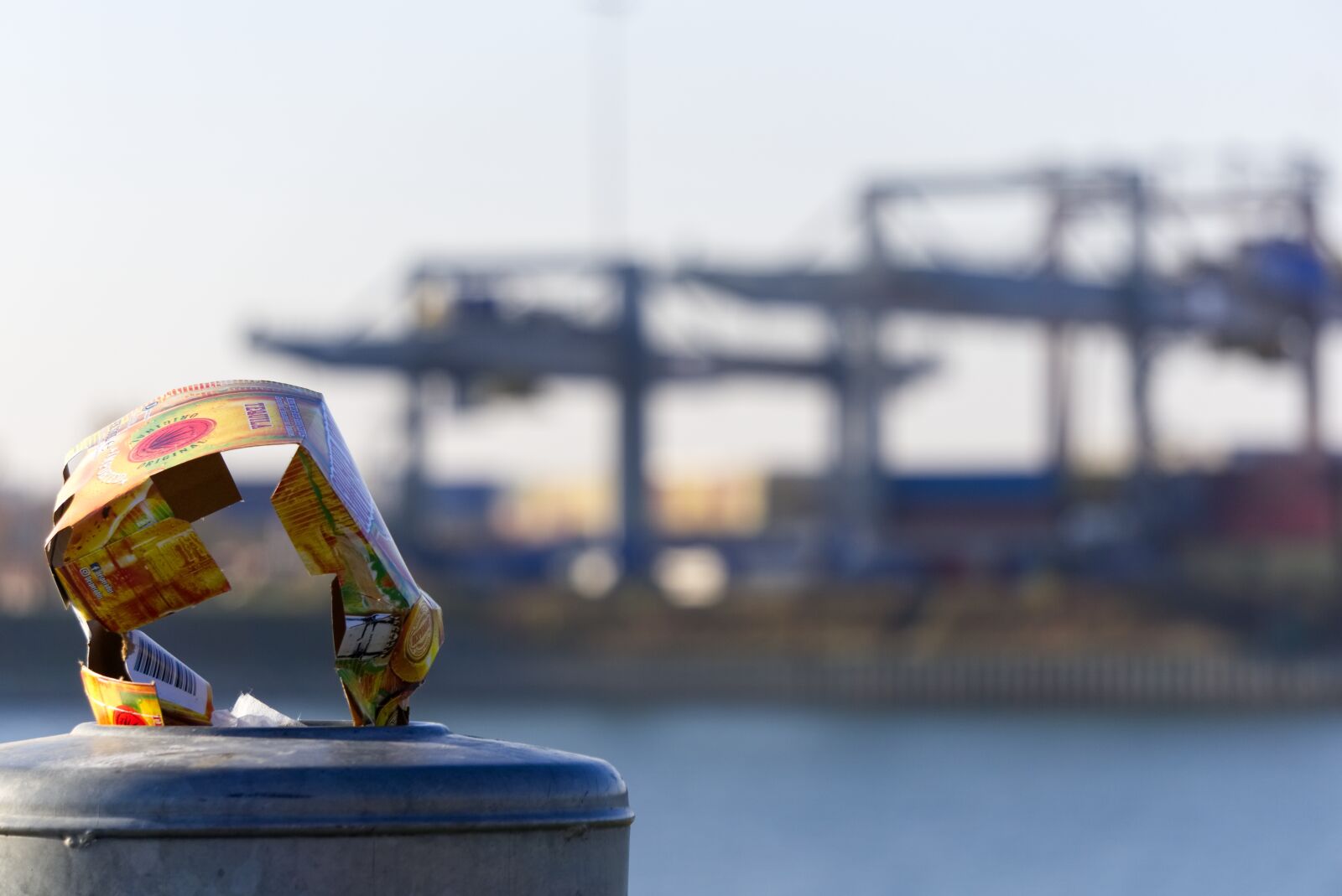 Sony a6000 sample photo. Garbage, garbage can, paper photography