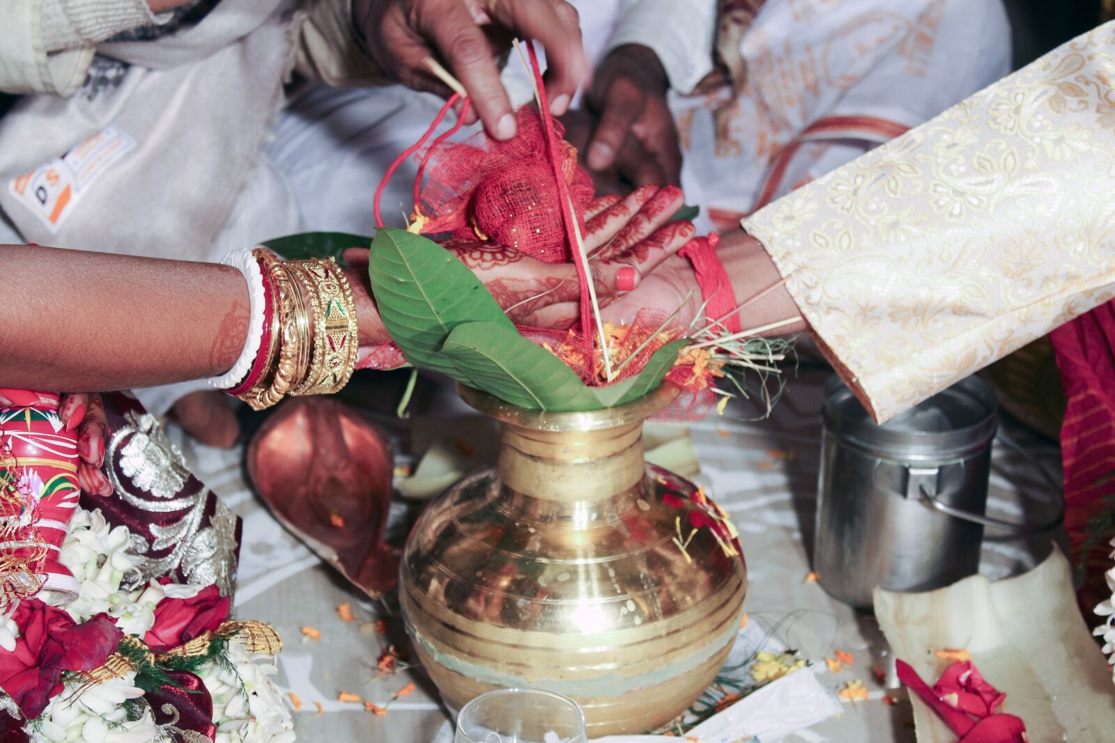 Canon EOS 1300D (EOS Rebel T6 / EOS Kiss X80) sample photo. Indian, rituals, during photography
