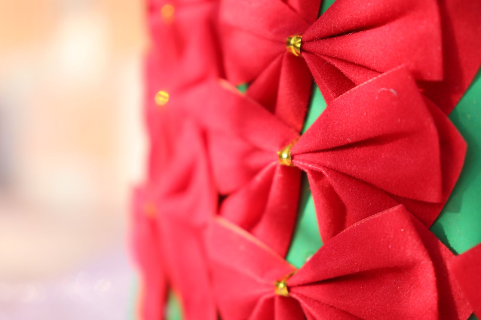 Canon EOS 800D (EOS Rebel T7i / EOS Kiss X9i) sample photo. Red ribbon, red, gift photography