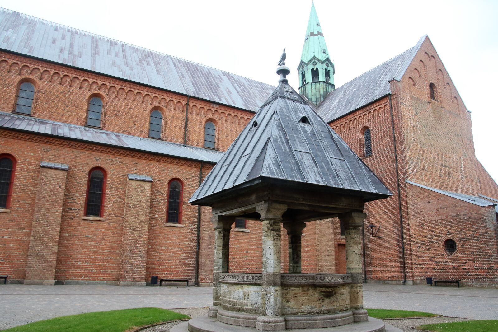 Canon EOS 7D Mark II sample photo. Arched, window, bricks, cathedral photography