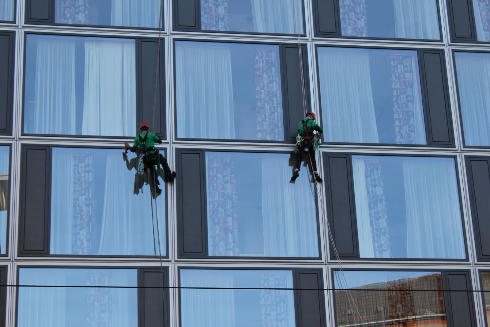 Canon EOS 550D (EOS Rebel T2i / EOS Kiss X4) sample photo. Building cleaner, window cleaning photography