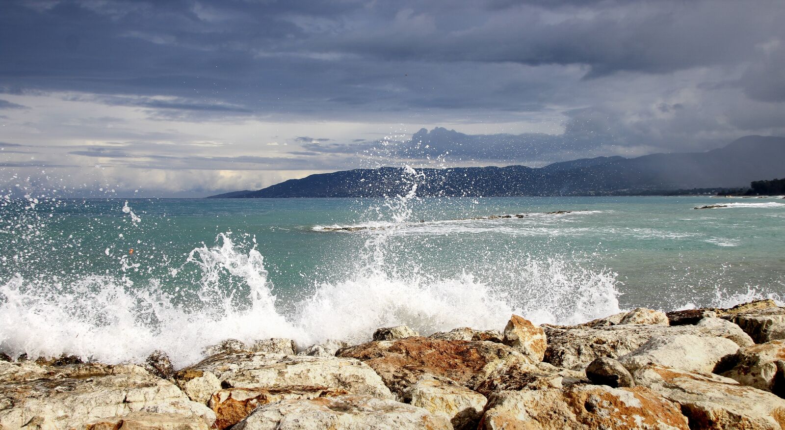 Canon EOS 1300D (EOS Rebel T6 / EOS Kiss X80) sample photo. Wave, coast, spray photography