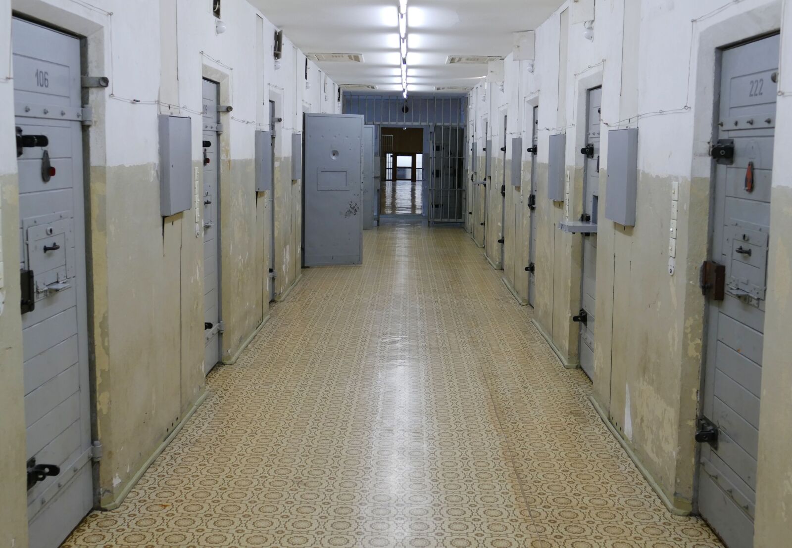 Panasonic Lumix DMC-FZ1000 sample photo. Prison, penalty, crime photography