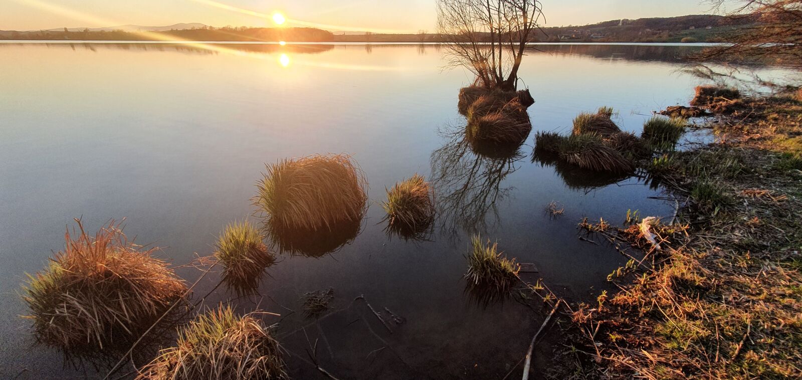 Samsung Galaxy S10 sample photo. Spring, nature, lake photography
