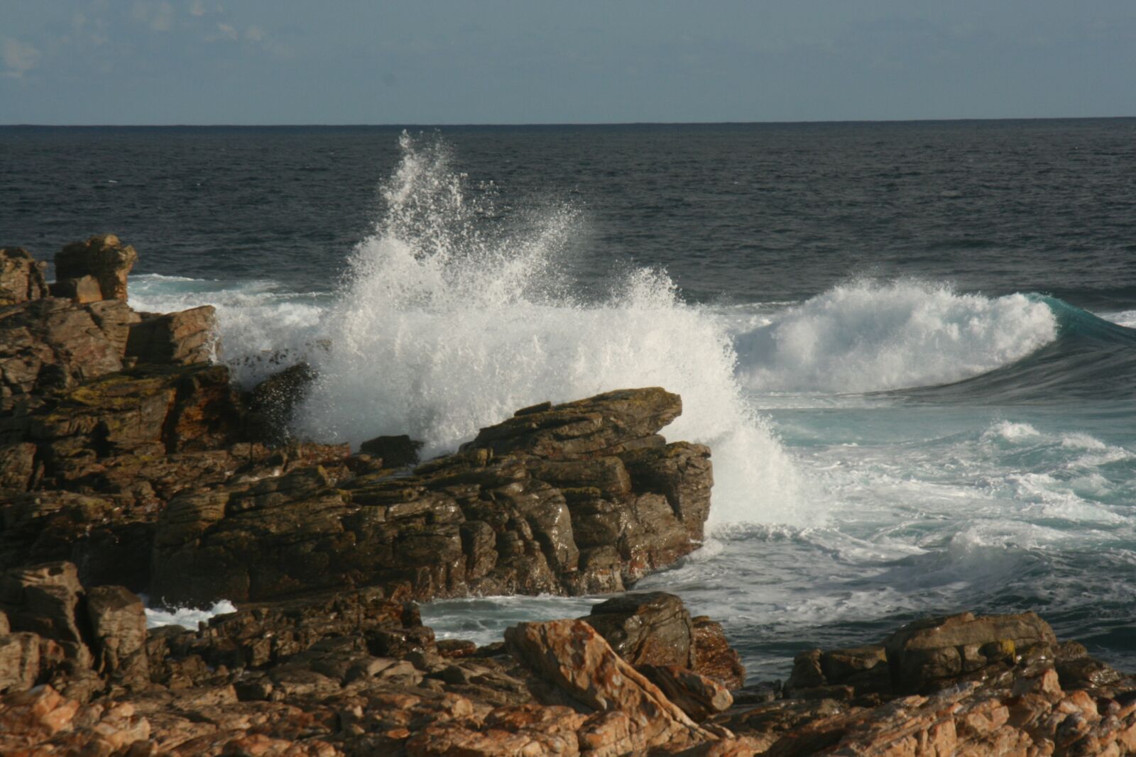 Canon EOS 400D (EOS Digital Rebel XTi / EOS Kiss Digital X) sample photo. Rocks, waves ocean, water photography