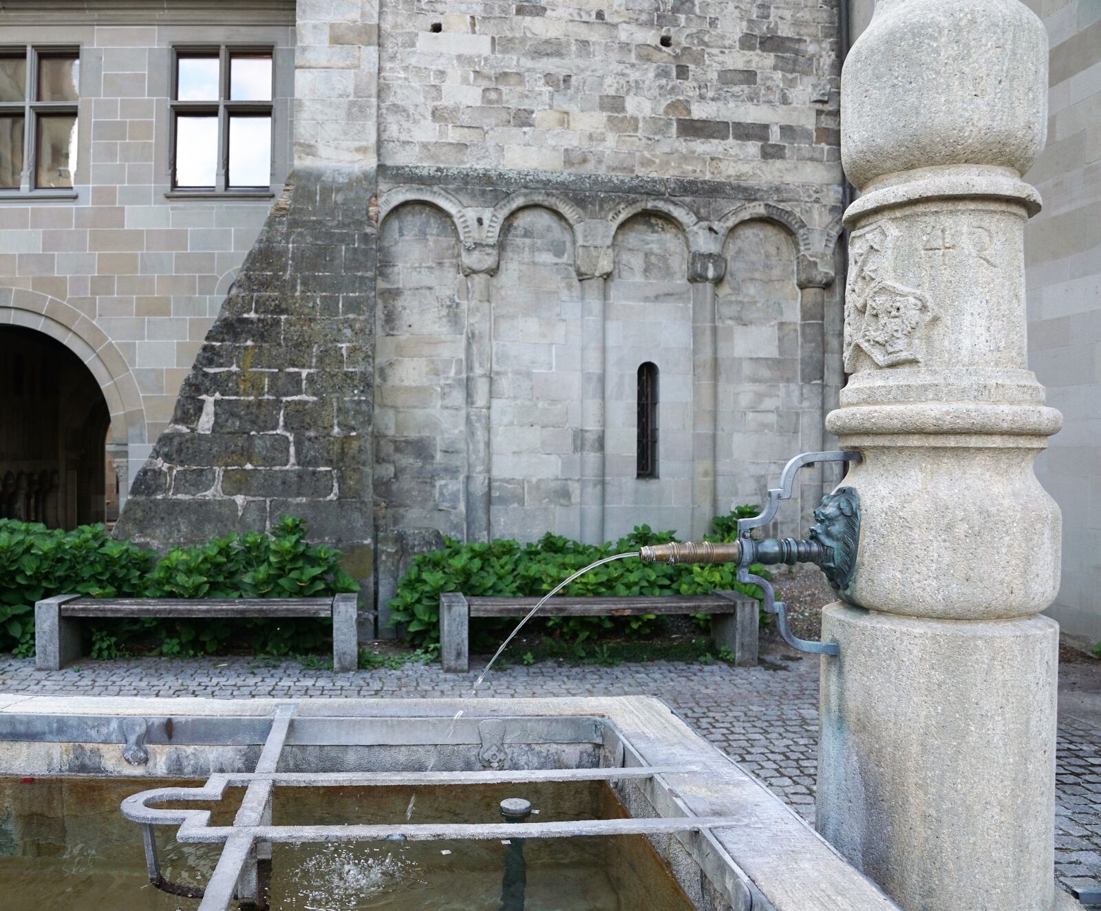 Sony ILCA-77M2 + Sony DT 16-50mm F2.8 SSM sample photo. Fountain, zurich, fraumünster photography