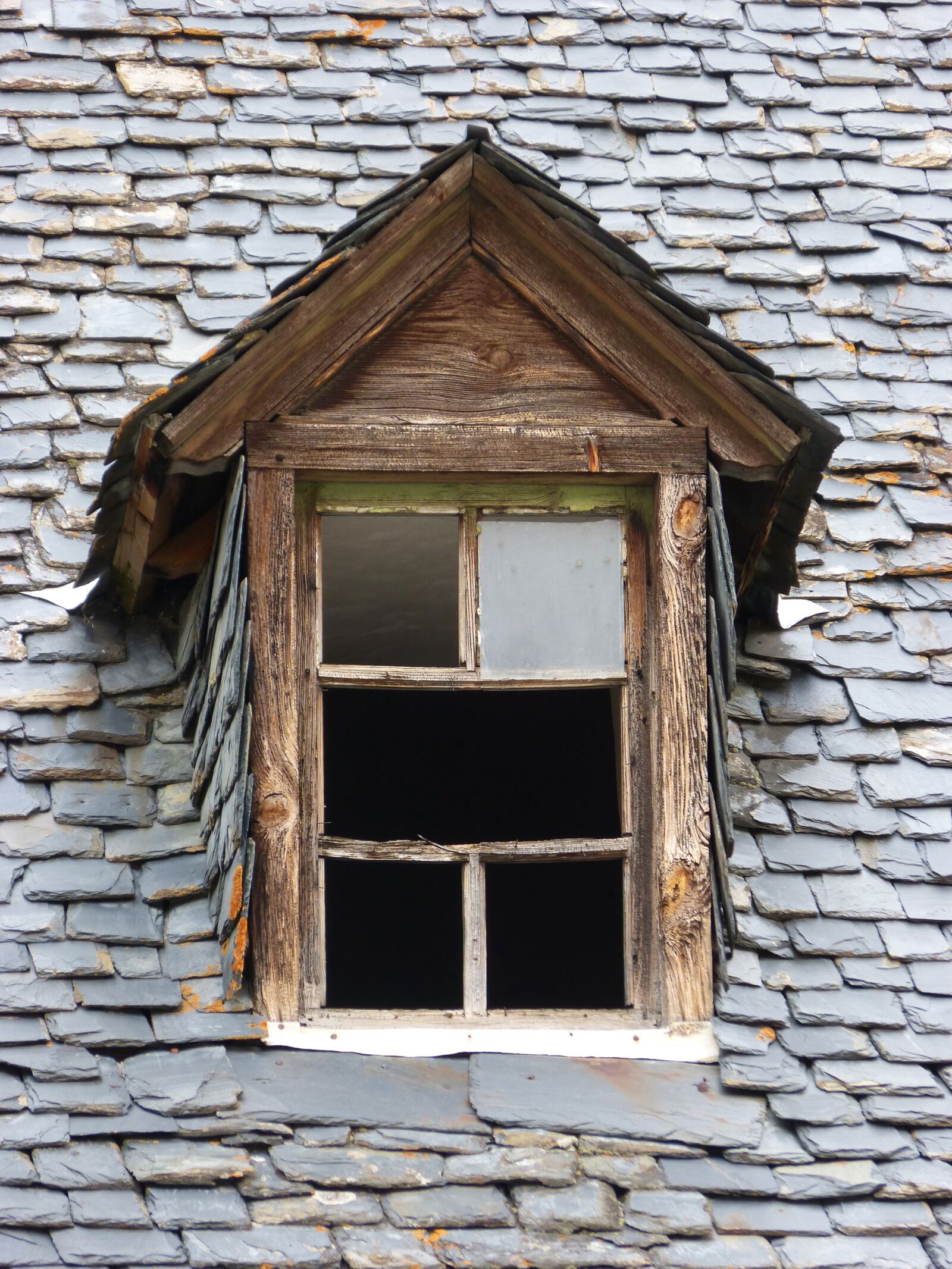 Panasonic DMC-FZ62 sample photo. Roof window, window, slate photography