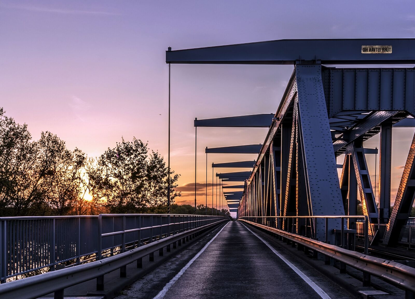 Canon EOS 750D (EOS Rebel T6i / EOS Kiss X8i) sample photo. Architecture, bridge, railings, railroad photography