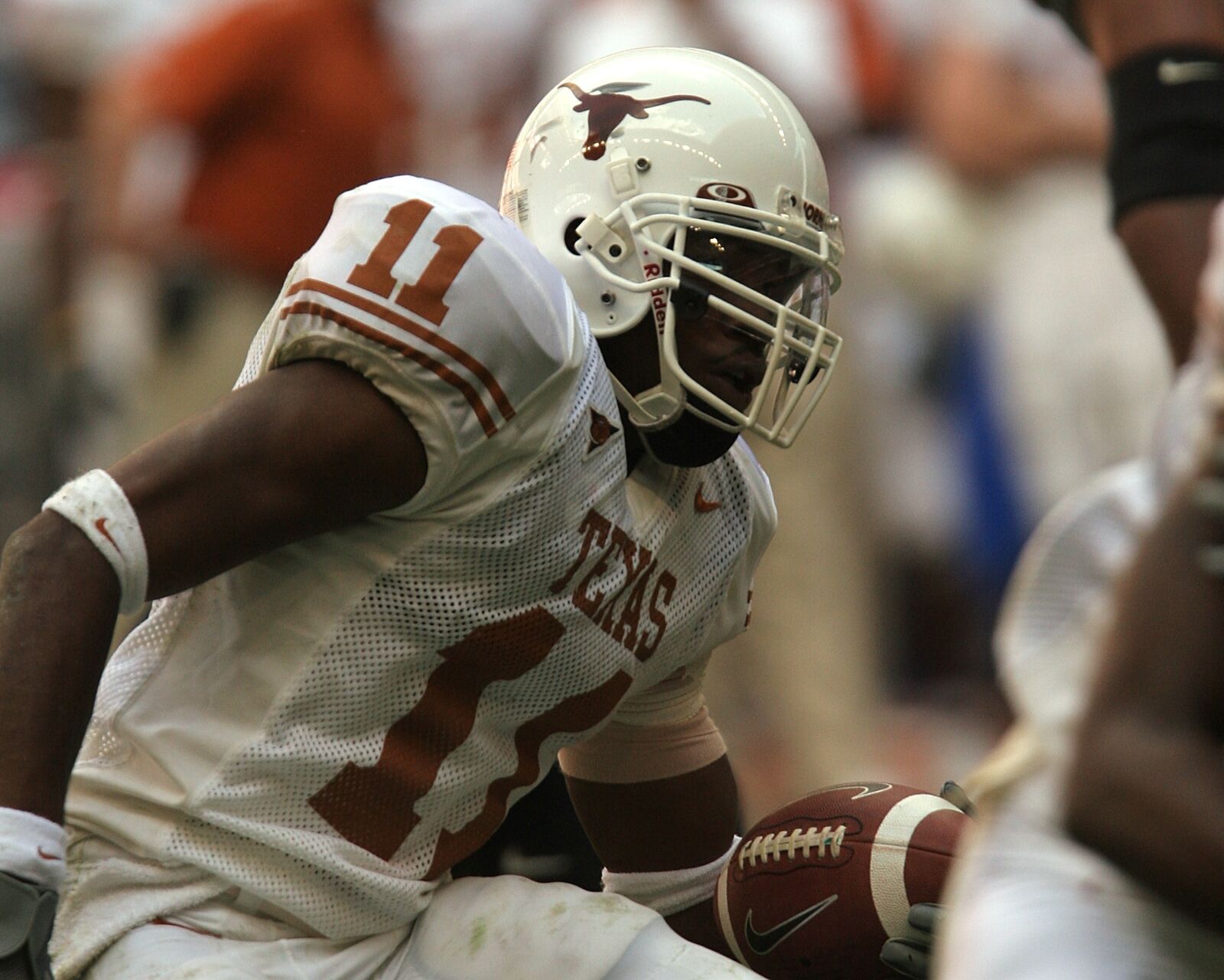 Canon EOS 20D sample photo. Football, running back, action photography