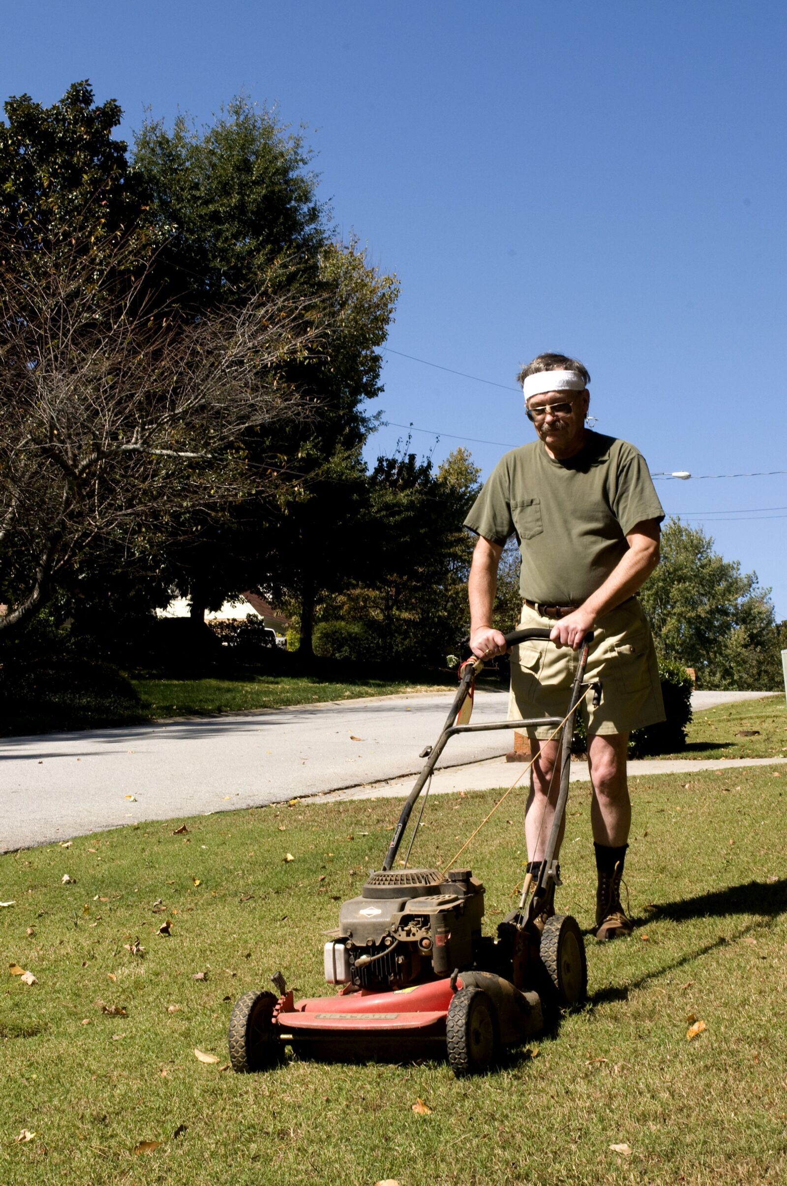 Nikon D300 sample photo. Man, mowing, front, lawn photography