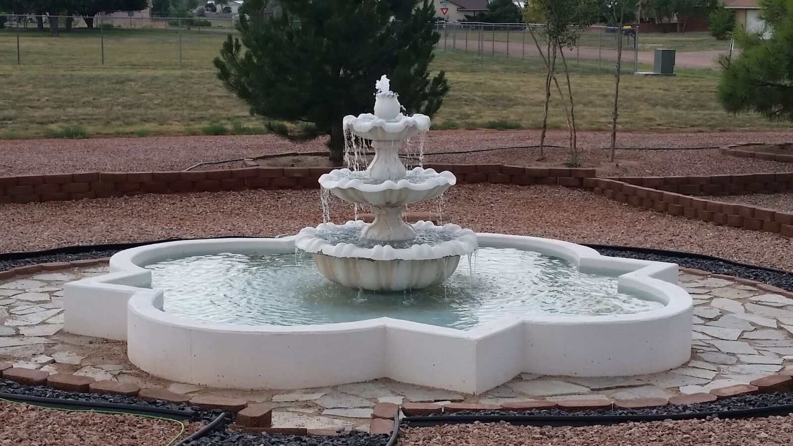 Samsung Galaxy S5 sample photo. Fountain, water, calm photography