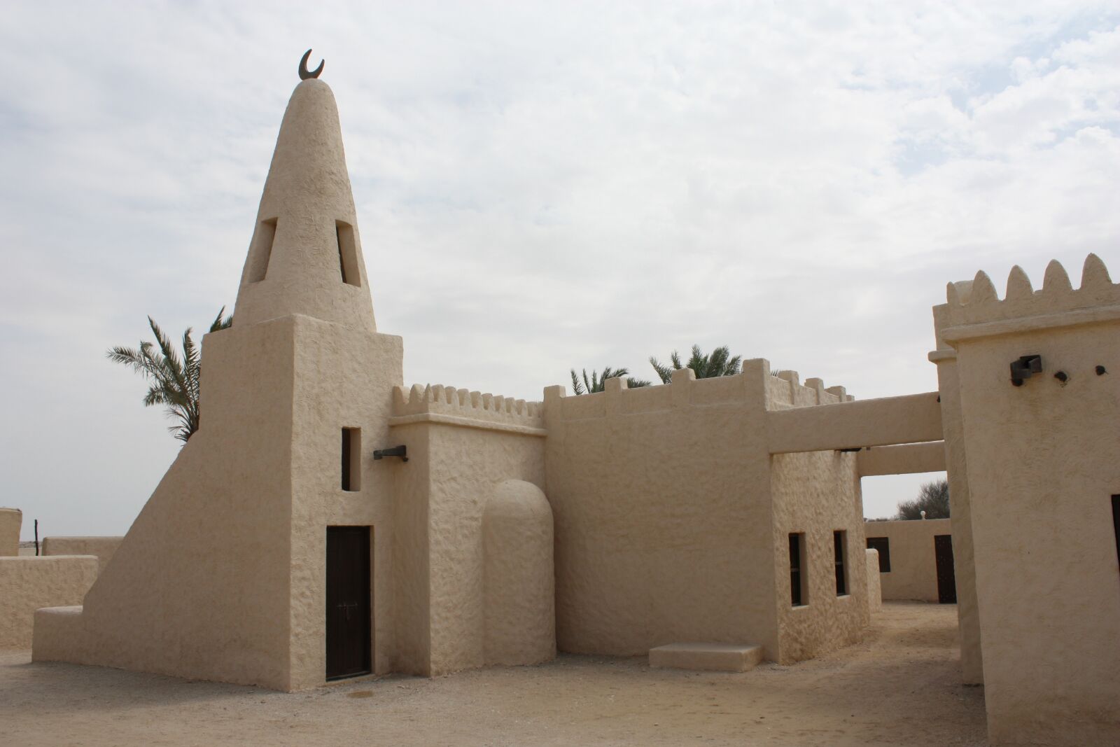 Canon EOS 450D (EOS Rebel XSi / EOS Kiss X2) sample photo. Qatar, fort, sand photography