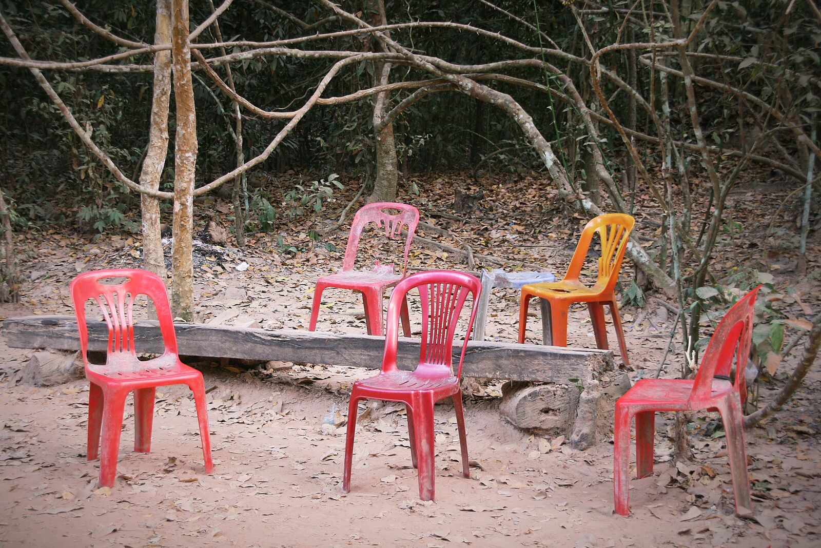 Canon EOS 400D (EOS Digital Rebel XTi / EOS Kiss Digital X) sample photo. Chairs, abandoned, plastic photography