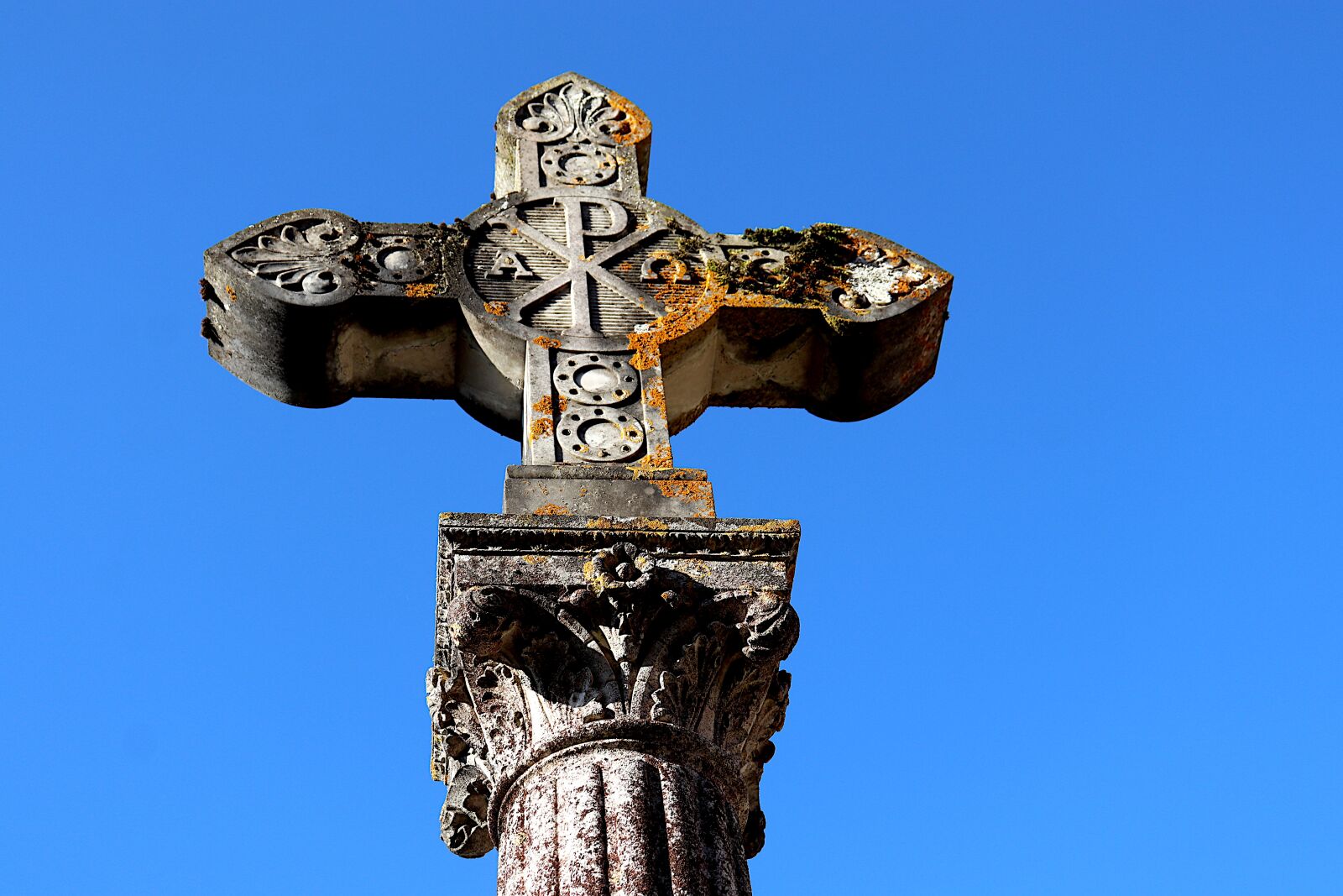 Canon EOS 800D (EOS Rebel T7i / EOS Kiss X9i) sample photo. Stone cross, stone sculpture photography