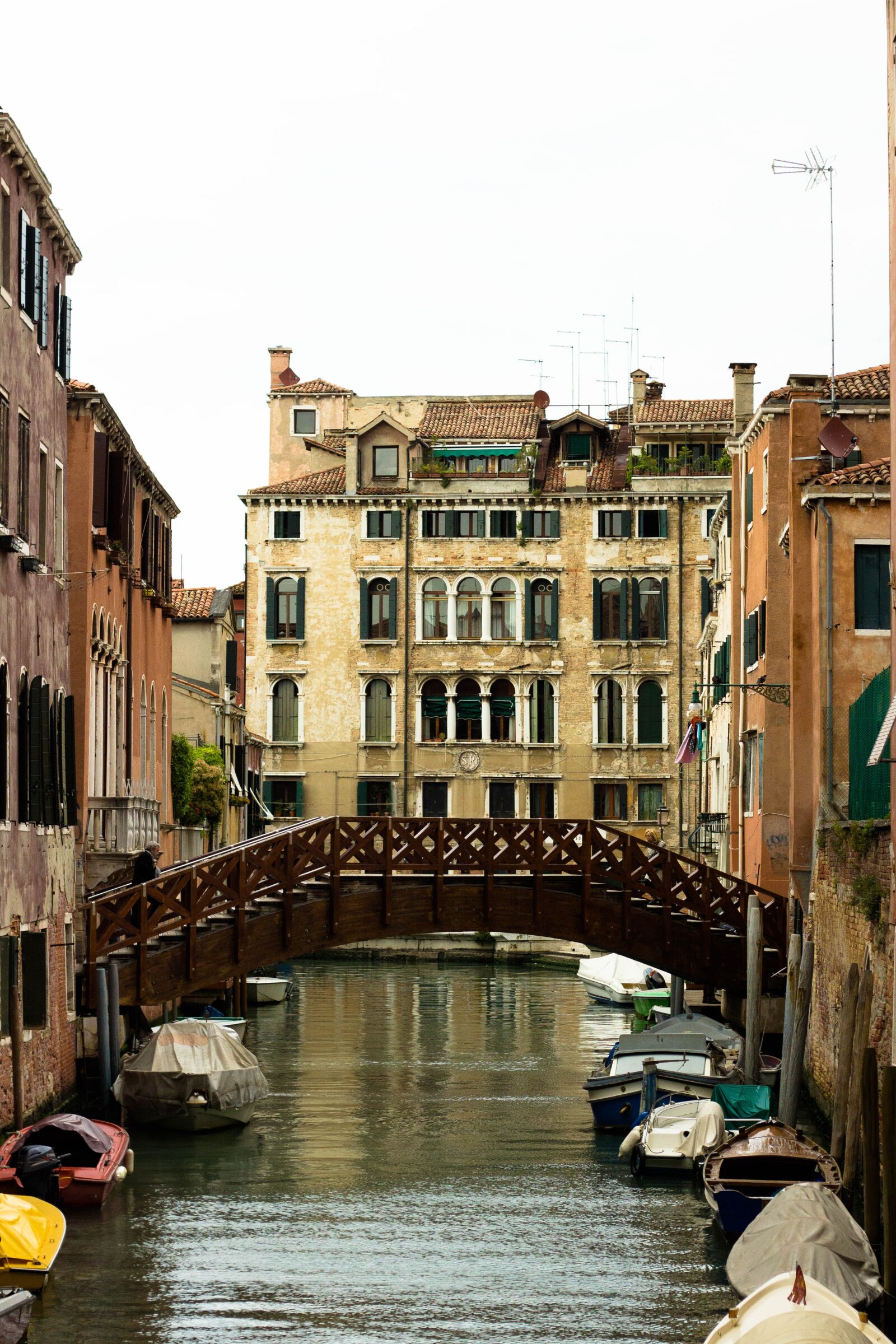 Canon EOS 600D (Rebel EOS T3i / EOS Kiss X5) + Canon EF 50mm F1.8 II sample photo. Venetian canal, canal bridge photography