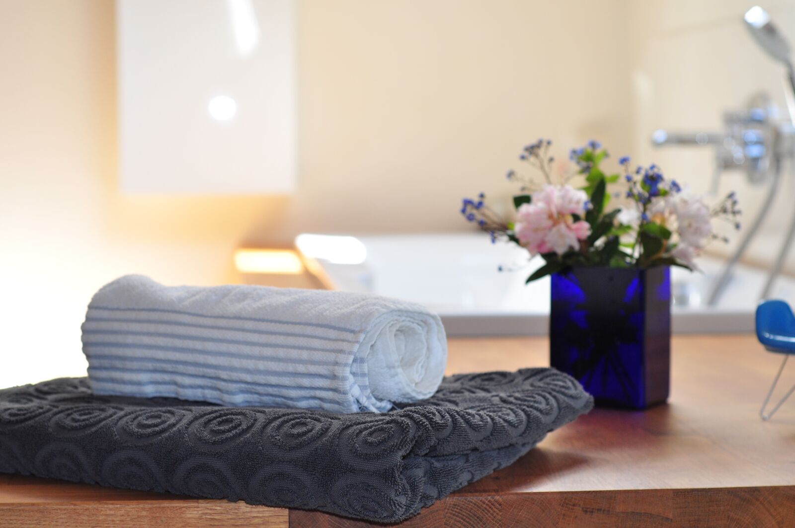 Nikon D90 sample photo. Bathroom, towels, flowers photography