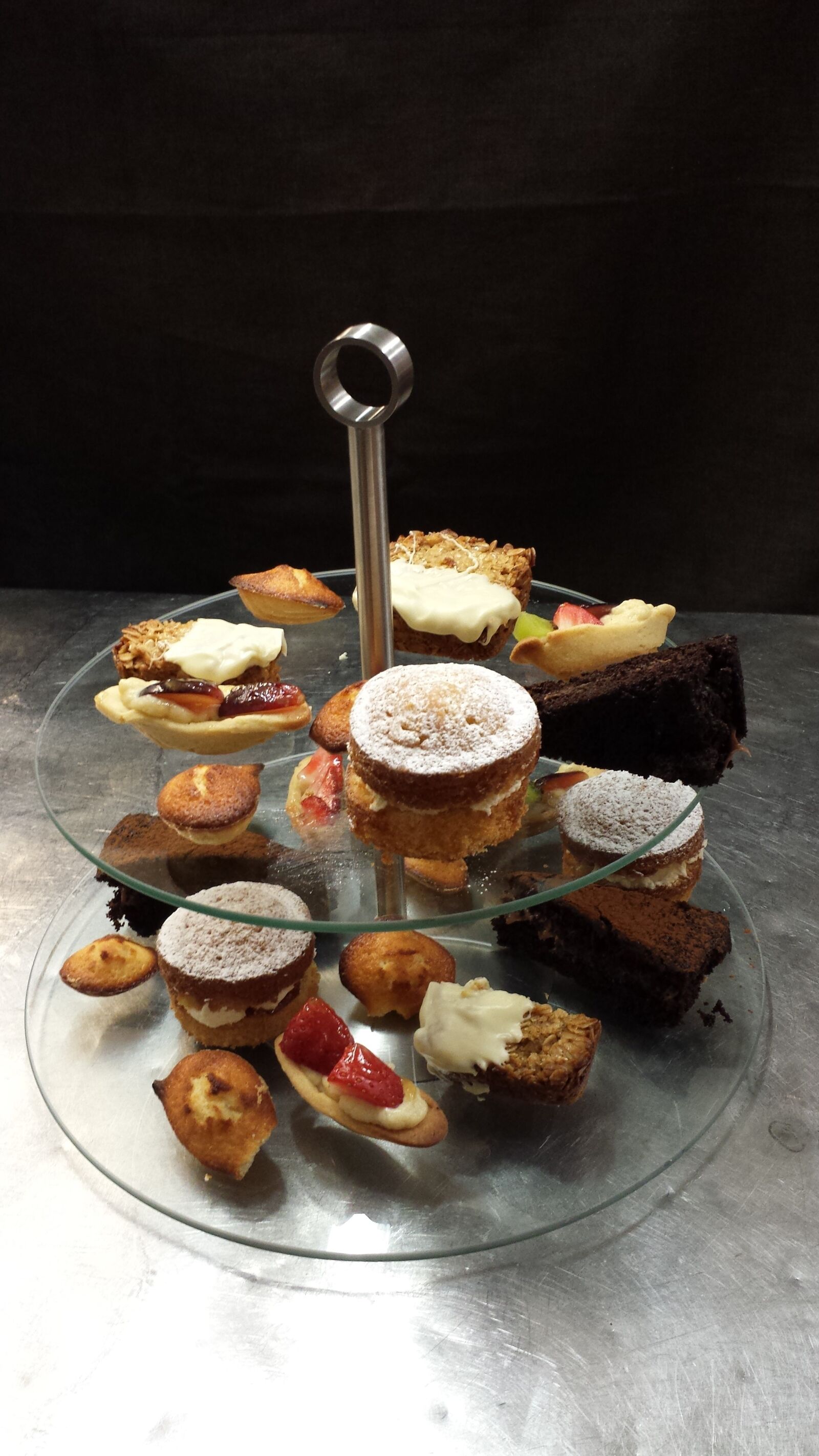 Samsung Galaxy S4 sample photo. Cakes, cakes on stand photography