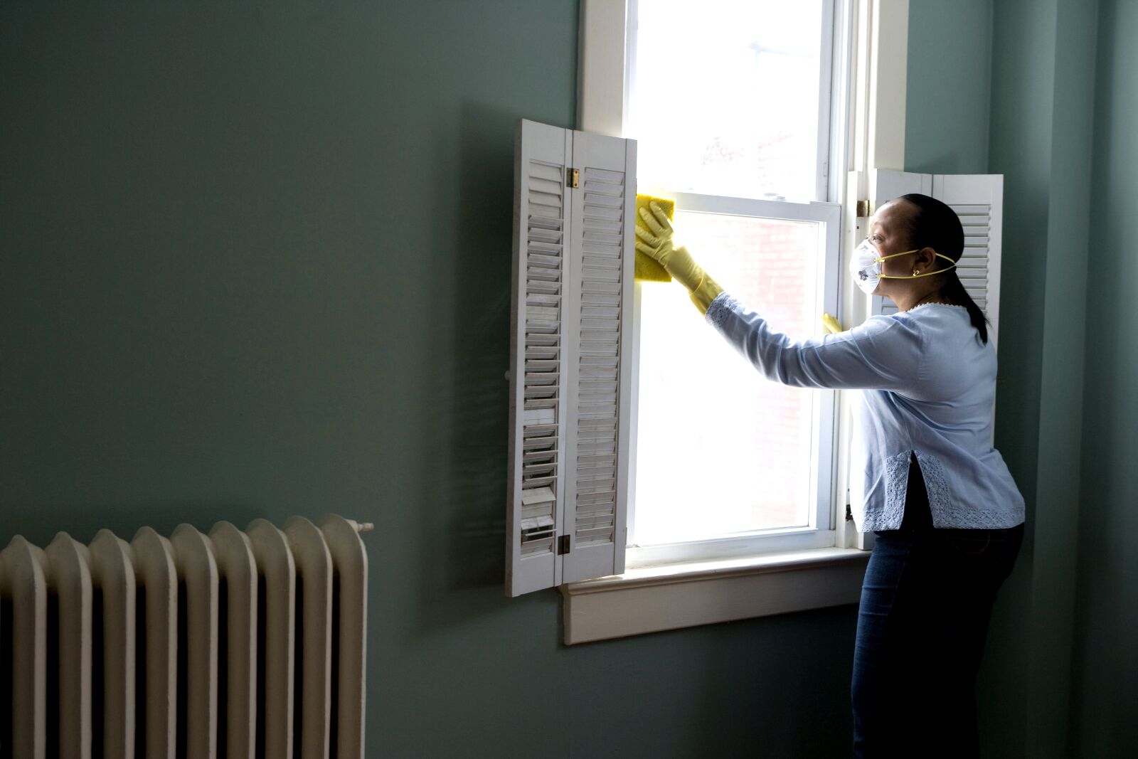Canon EOS-1Ds Mark II sample photo. Women, cleaning, window, particulates photography