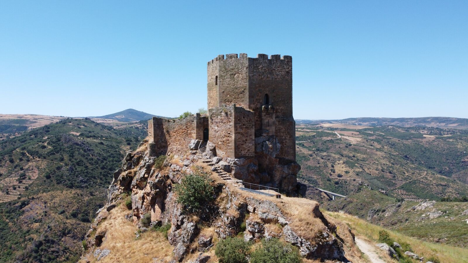 DJI FC7203 sample photo. Algoso, castle, medieval photography