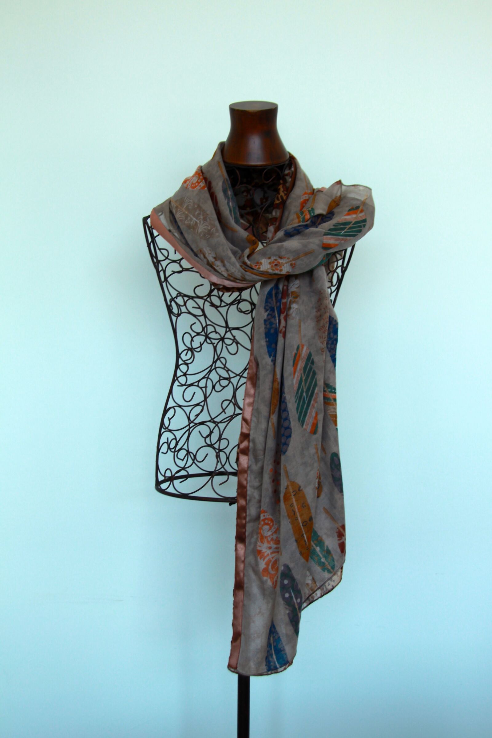 Canon EOS 700D (EOS Rebel T5i / EOS Kiss X7i) sample photo. Mannequin, fashion, scarf photography