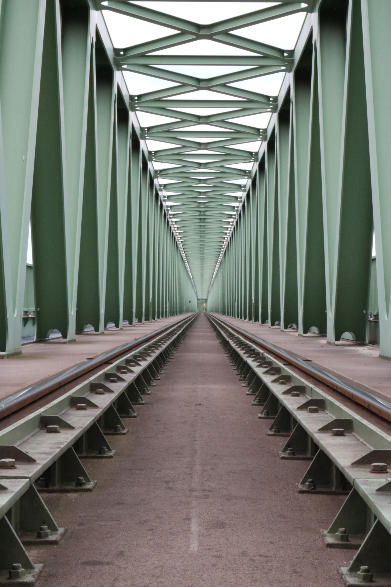 Canon EOS 750D (EOS Rebel T6i / EOS Kiss X8i) sample photo. Tracks, symmetry, distance photography