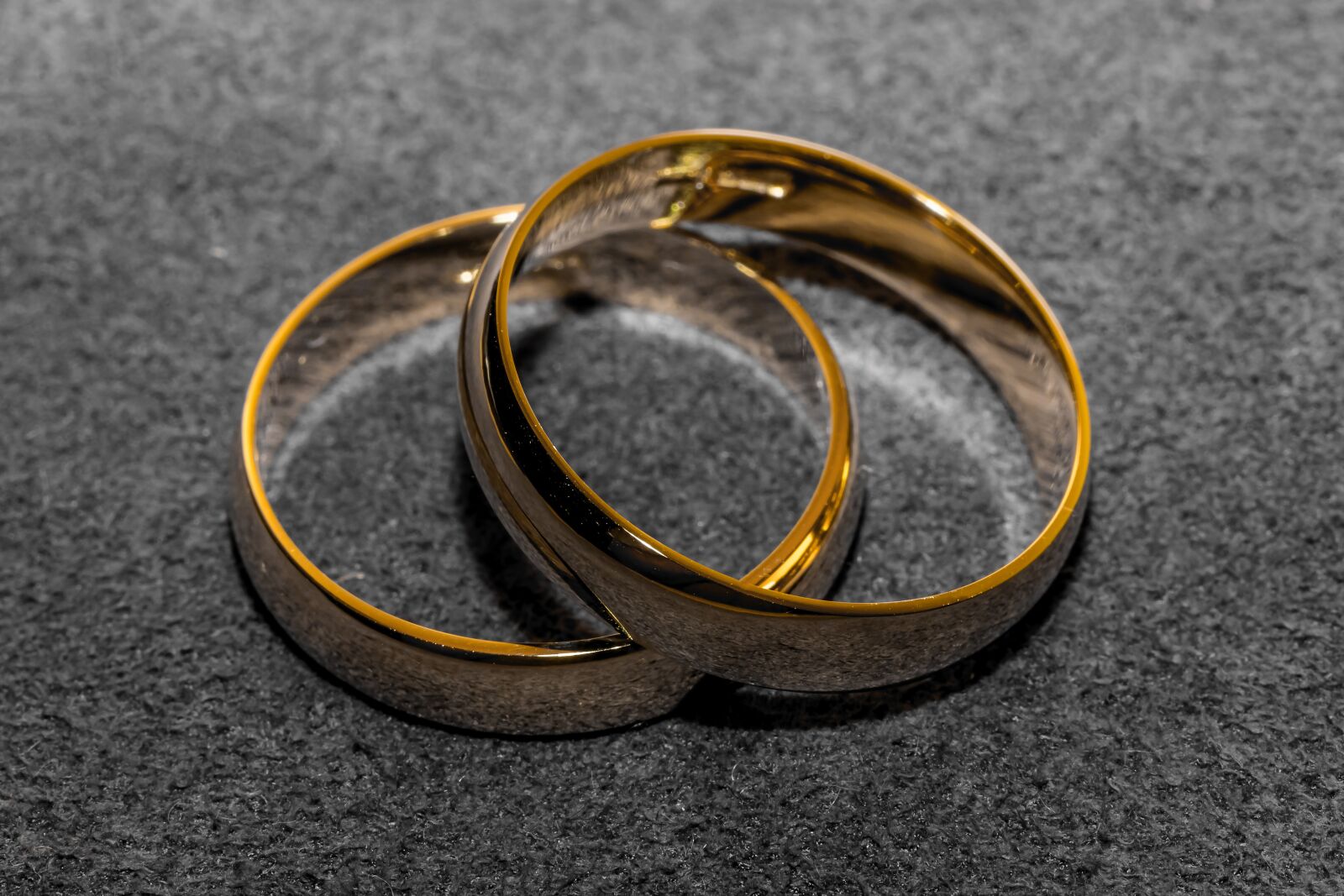 Canon EOS 5D Mark IV + Canon EF 100mm F2.8L Macro IS USM sample photo. Wedding rings, wedding, gold photography