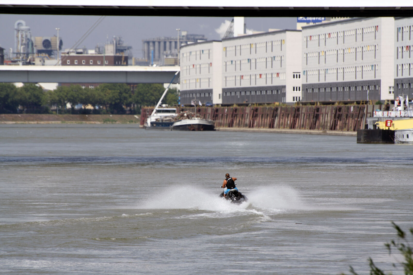 Canon EOS 1000D (EOS Digital Rebel XS / EOS Kiss F) sample photo. Bridge, jetsking, motorsports, rhine photography